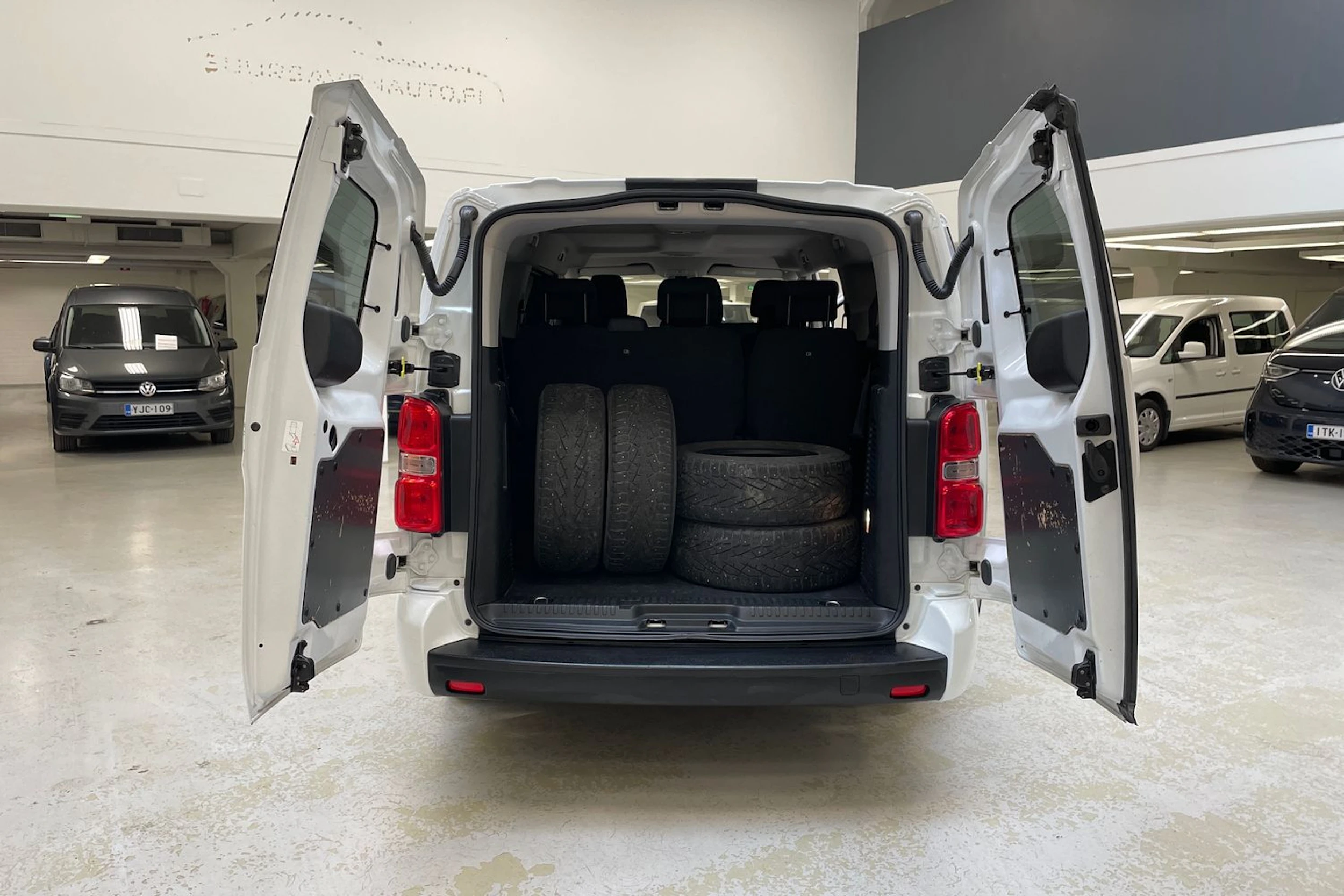 valkoinen Toyota Proace Verso 2021 kuva 18.