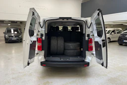 valkoinen Toyota Proace Verso 2021 kuva 18.