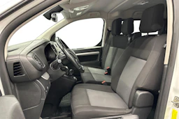 valkoinen Toyota Proace Verso 2021 kuva 8.