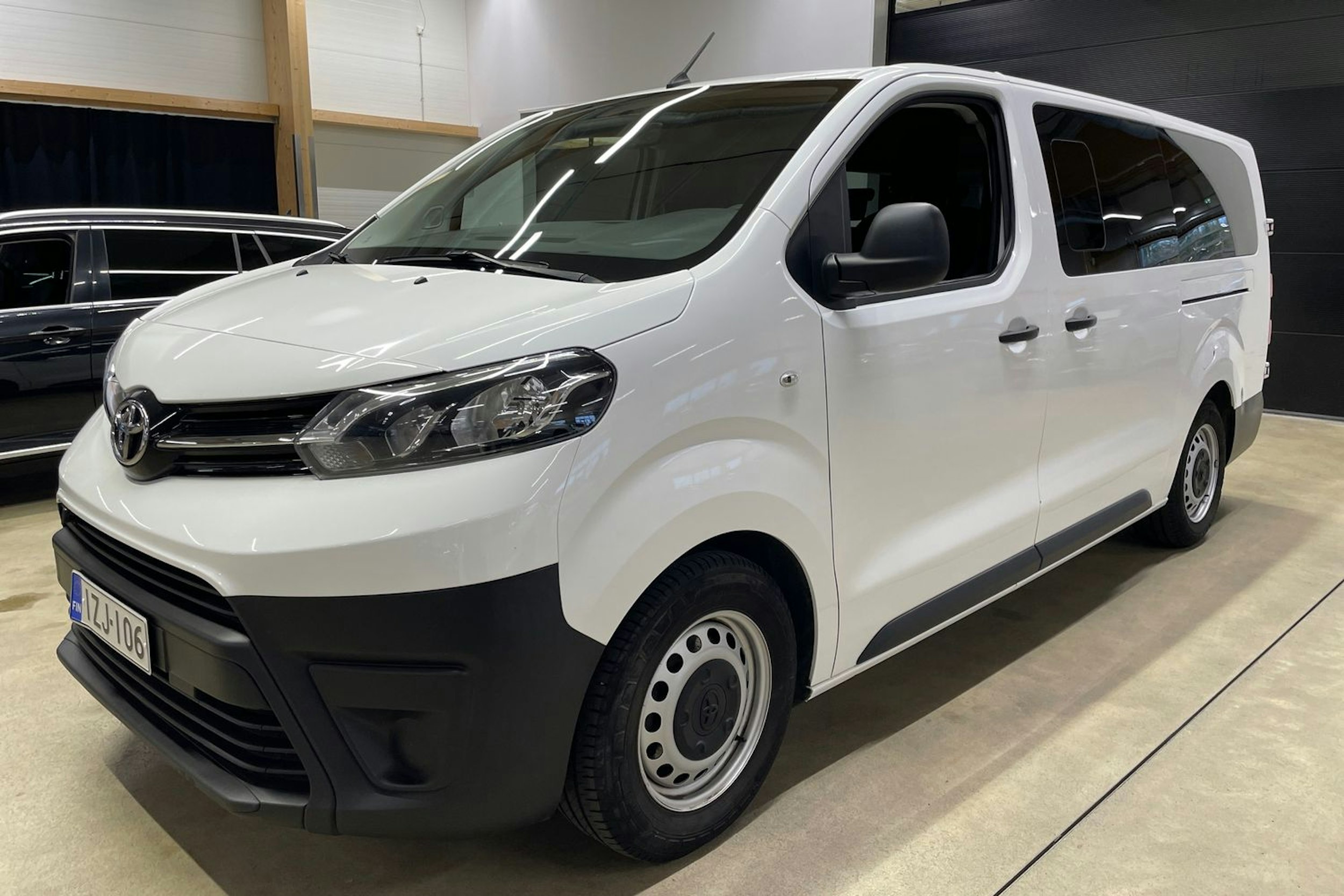 valkoinen Toyota Proace Verso 2021 kuva 13.