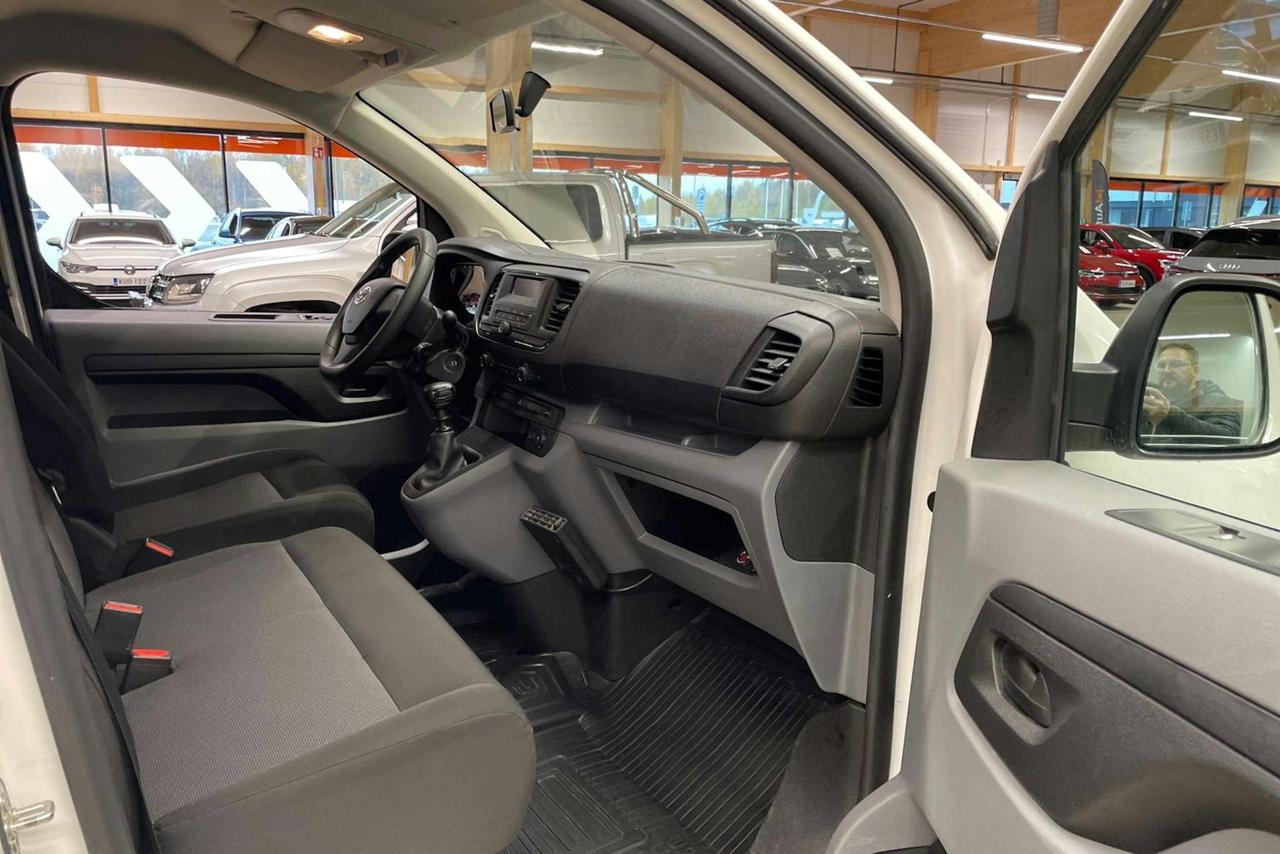 valkoinen Toyota Proace Verso 2021 kuva 15.