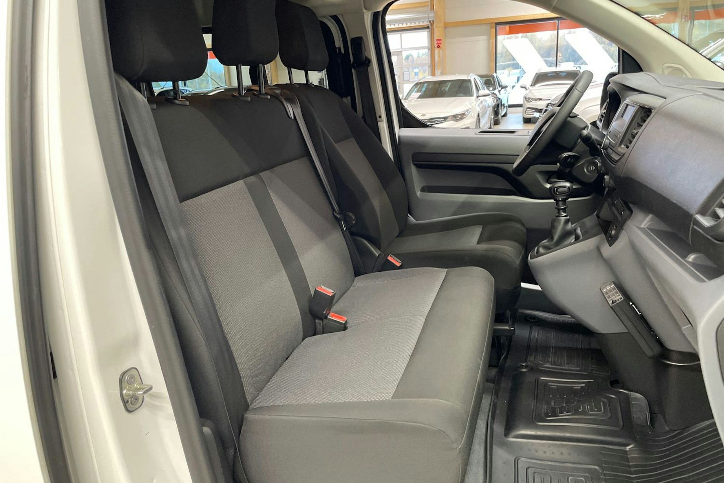 valkoinen Toyota Proace Verso 2021 kuva 16.