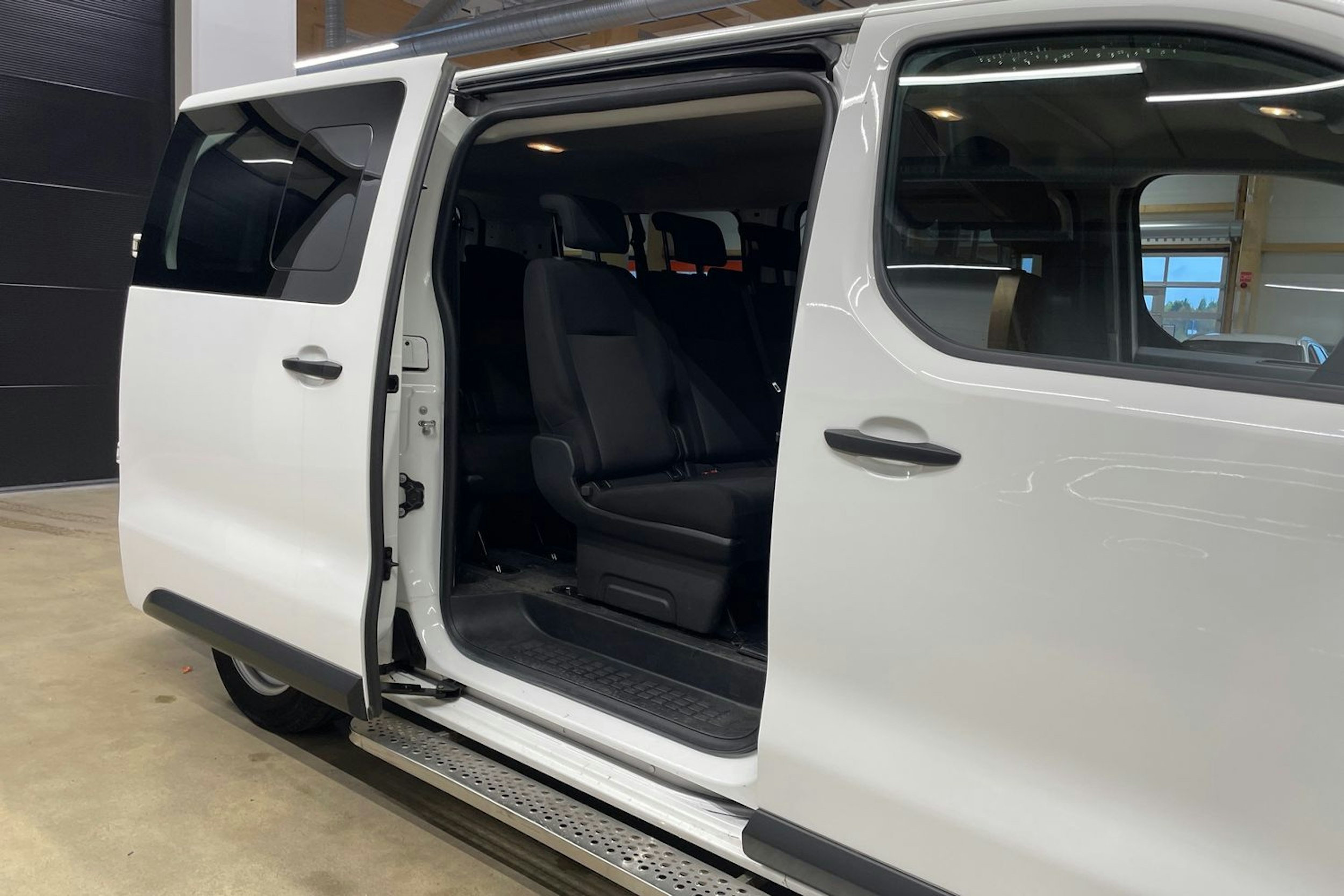 valkoinen Toyota Proace Verso 2021 kuva 18.