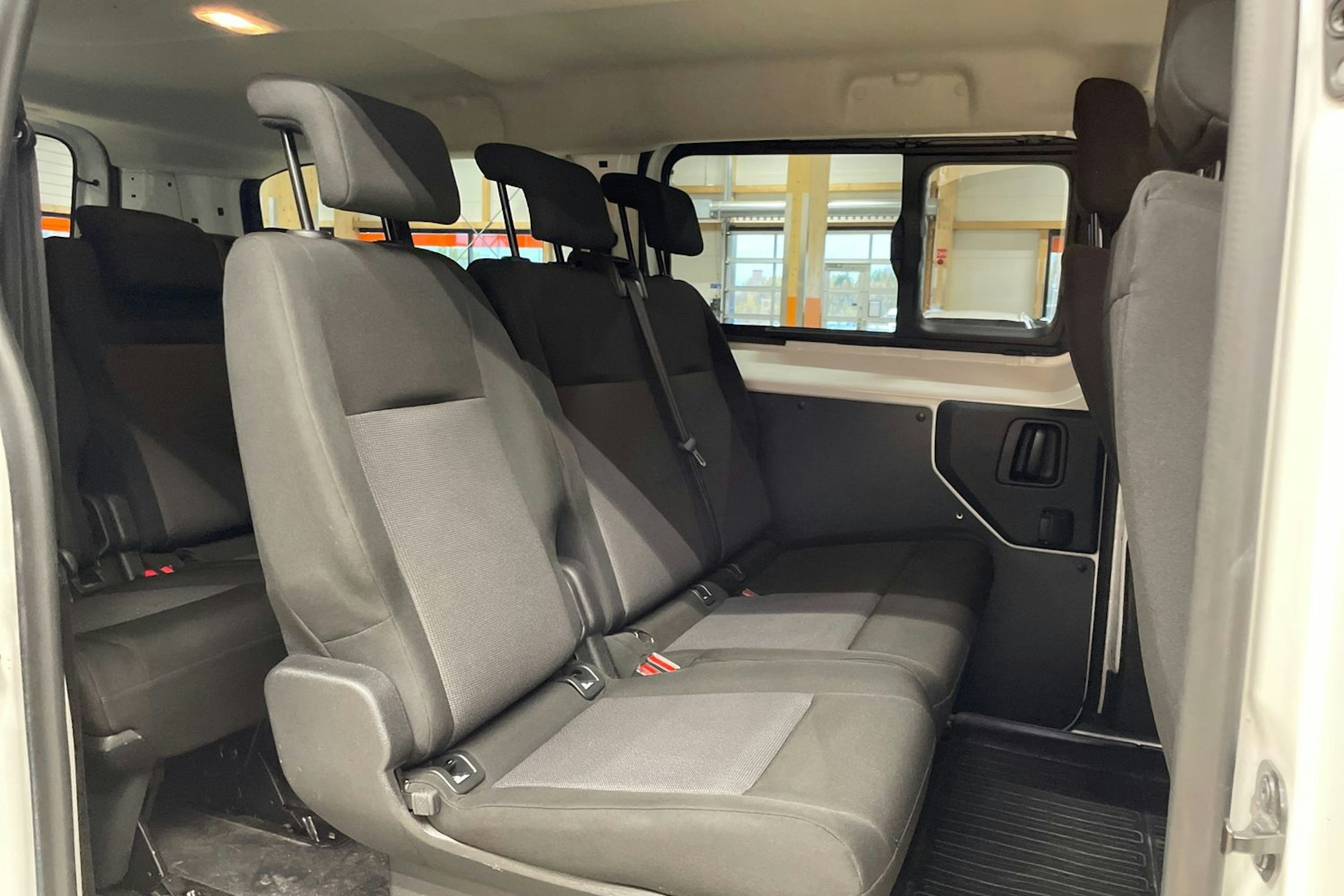 valkoinen Toyota Proace Verso 2021 kuva 19.