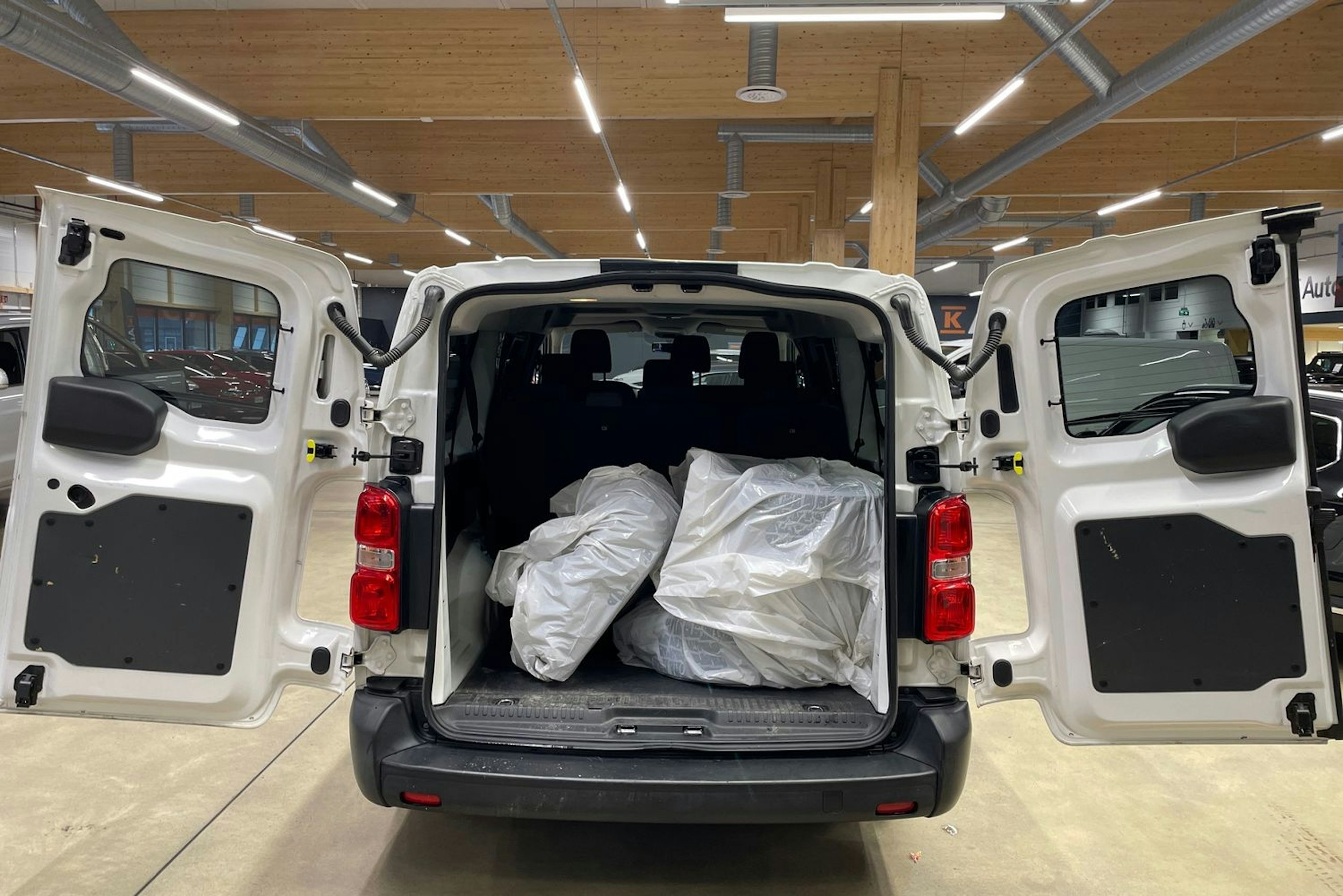 valkoinen Toyota Proace Verso 2021 kuva 23.