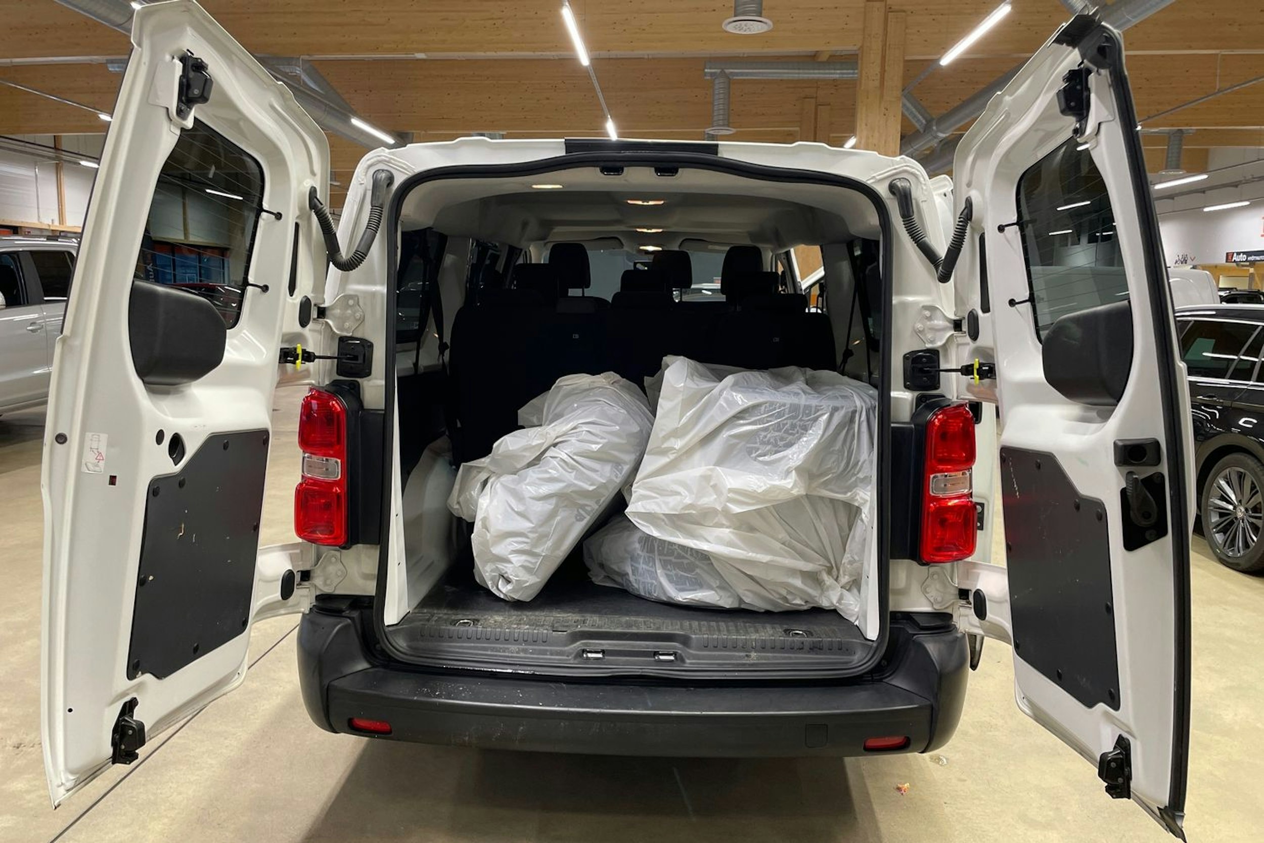valkoinen Toyota Proace Verso 2021 kuva 24.