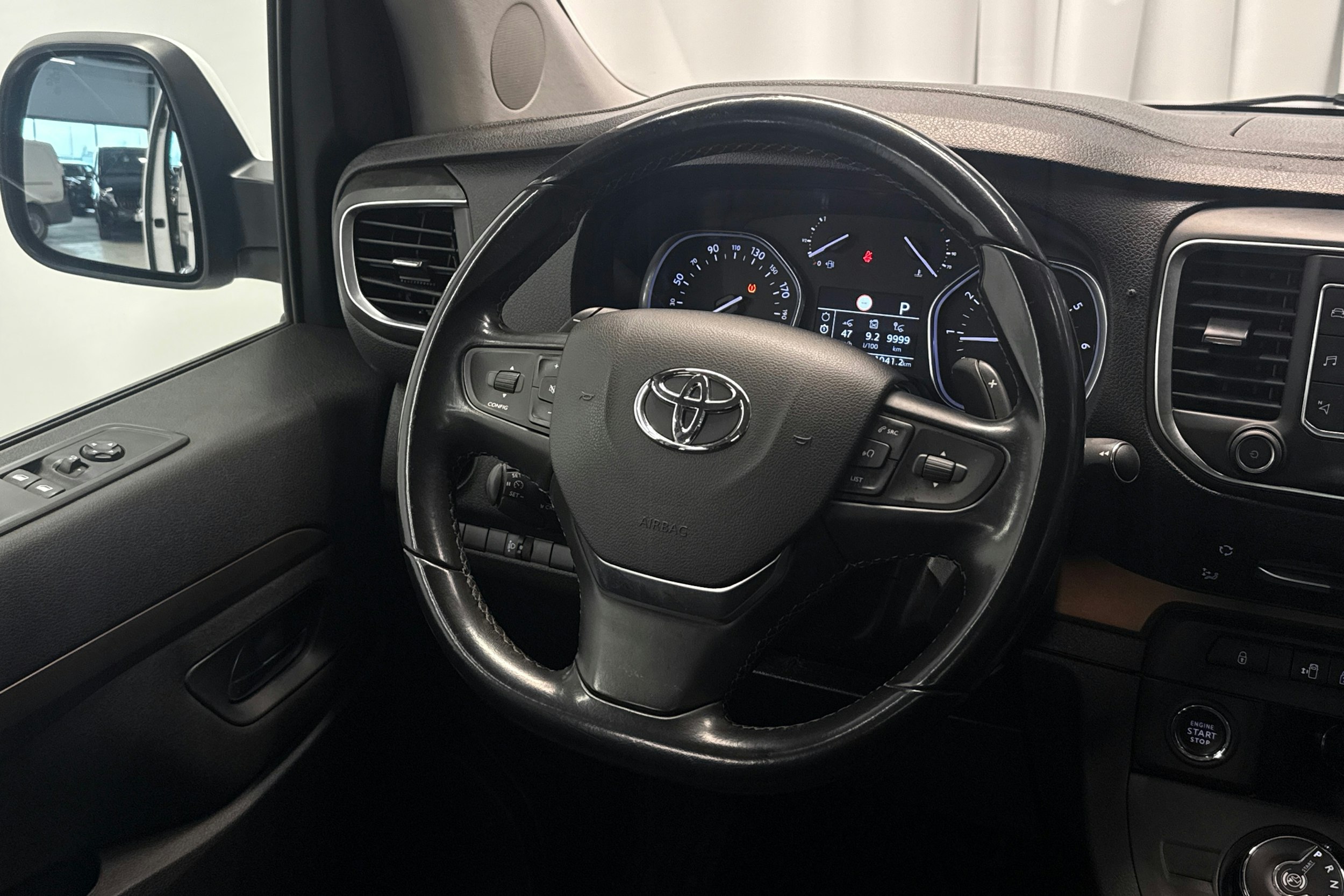 valkoinen Toyota Proace Verso 2021 kuva 13.