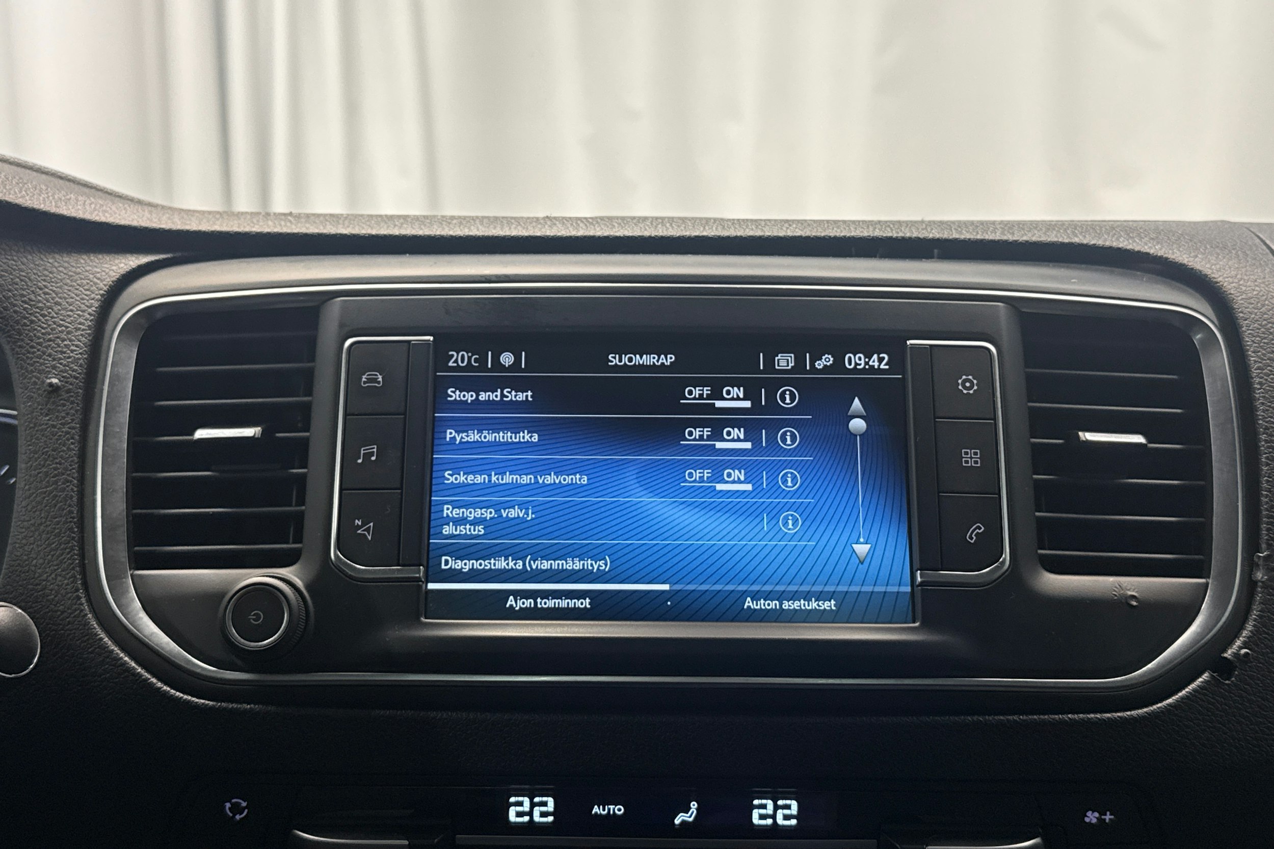 valkoinen Toyota Proace Verso 2021 kuva 22.