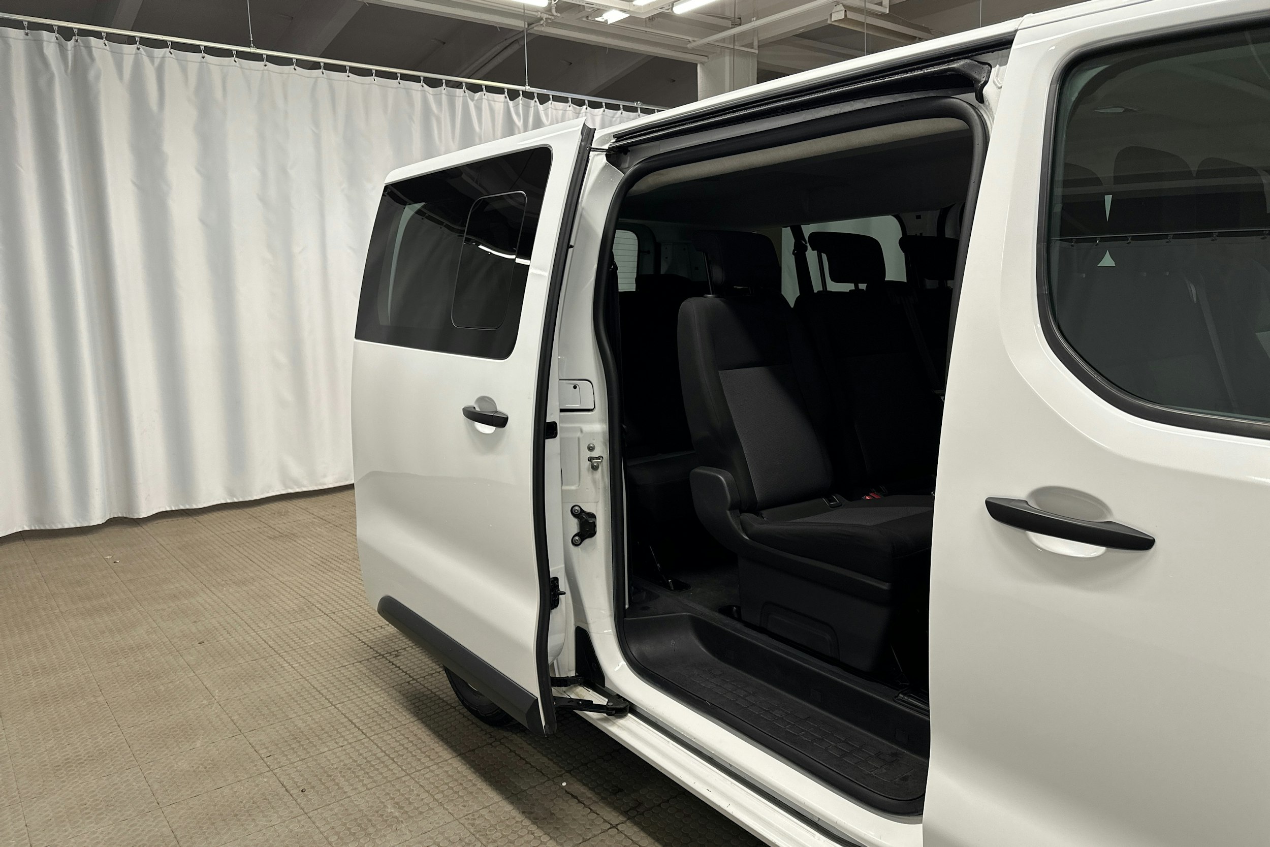 valkoinen Toyota Proace Verso 2022 kuva 11.