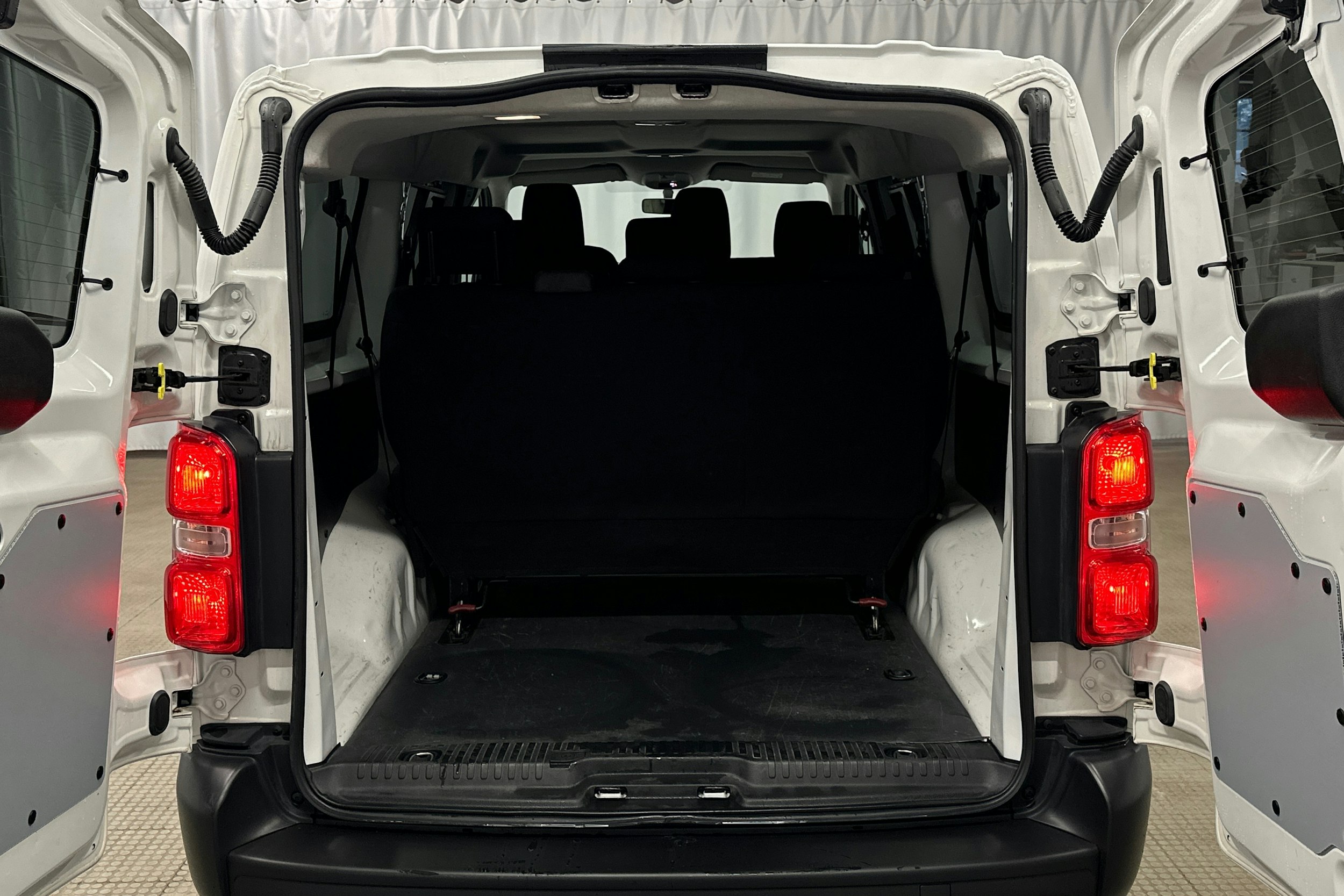 valkoinen Toyota Proace Verso 2022 kuva 14.