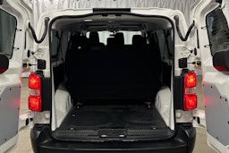 valkoinen Toyota Proace Verso 2022 kuva 14.