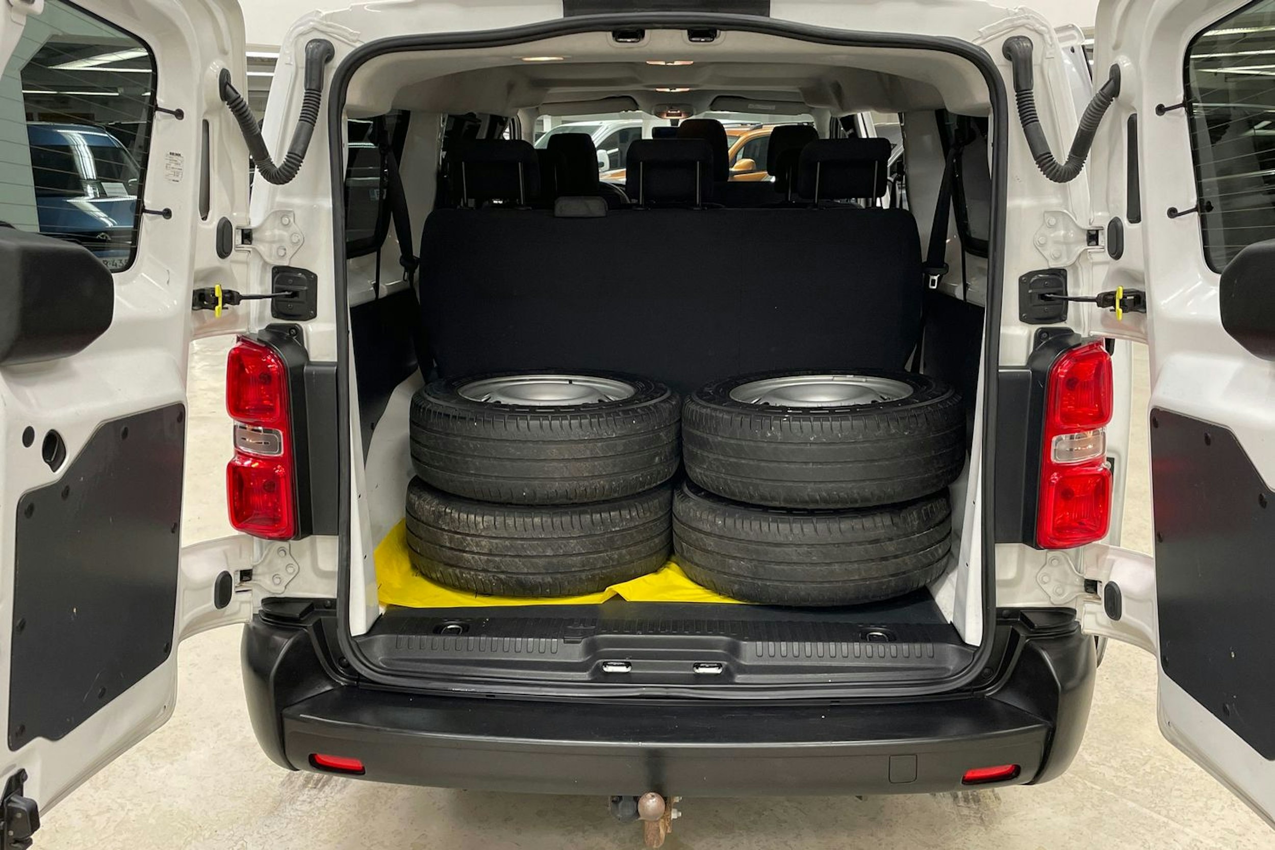 valkoinen Toyota Proace Verso 2022 kuva 16.