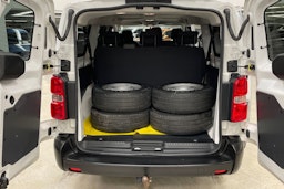 valkoinen Toyota Proace Verso 2022 kuva 16.