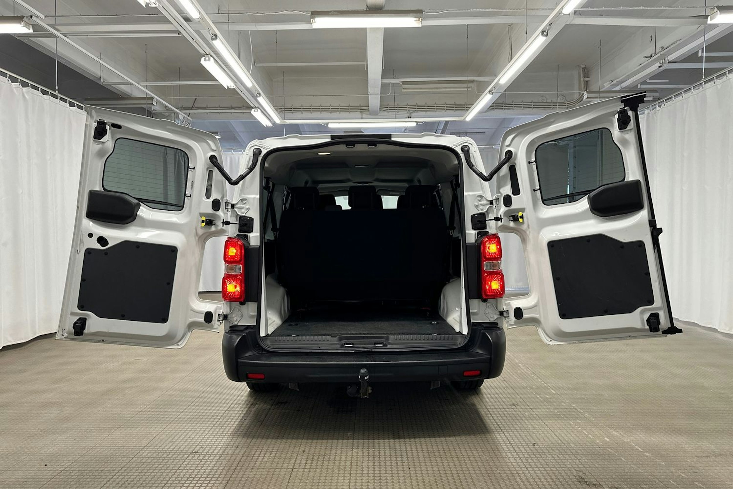 valkoinen Toyota Proace Verso 2022 kuva 11.