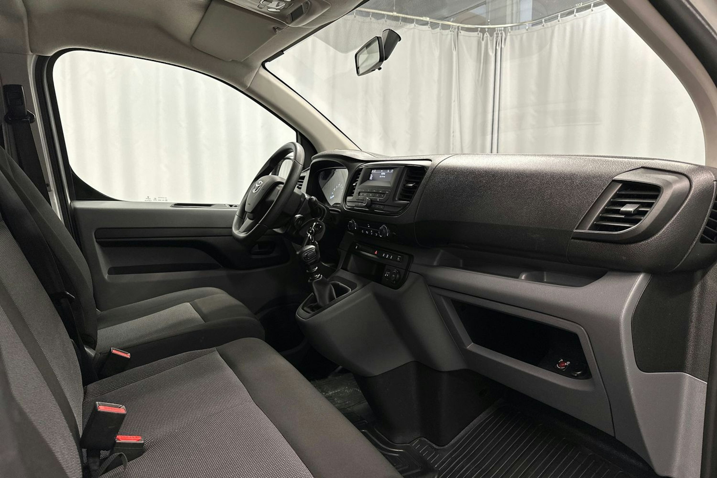 valkoinen Toyota Proace Verso 2022 kuva 16.