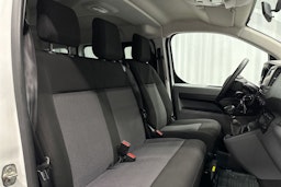 valkoinen Toyota Proace Verso 2022 kuva 17.
