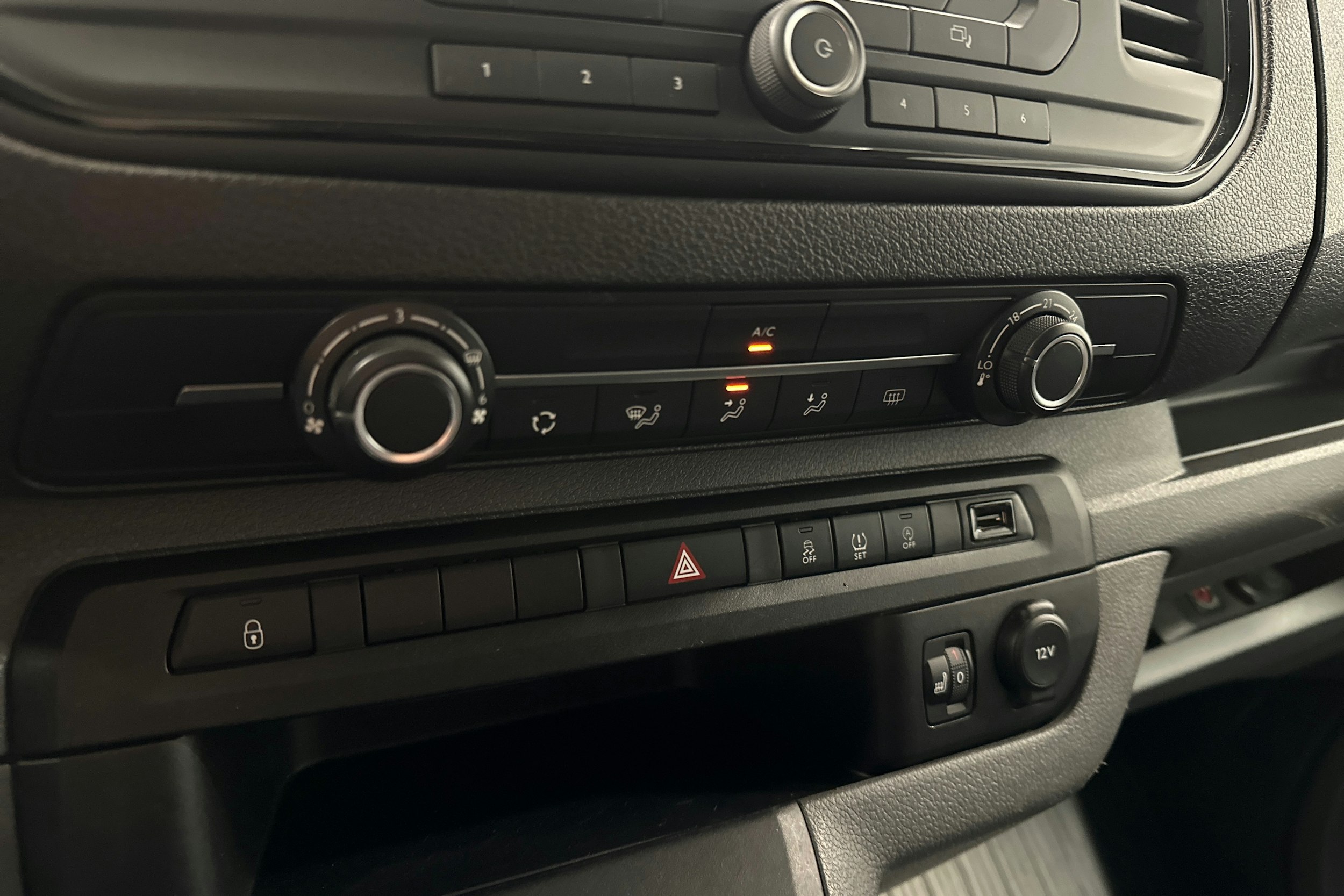 valkoinen Toyota Proace Verso 2022 kuva 16.