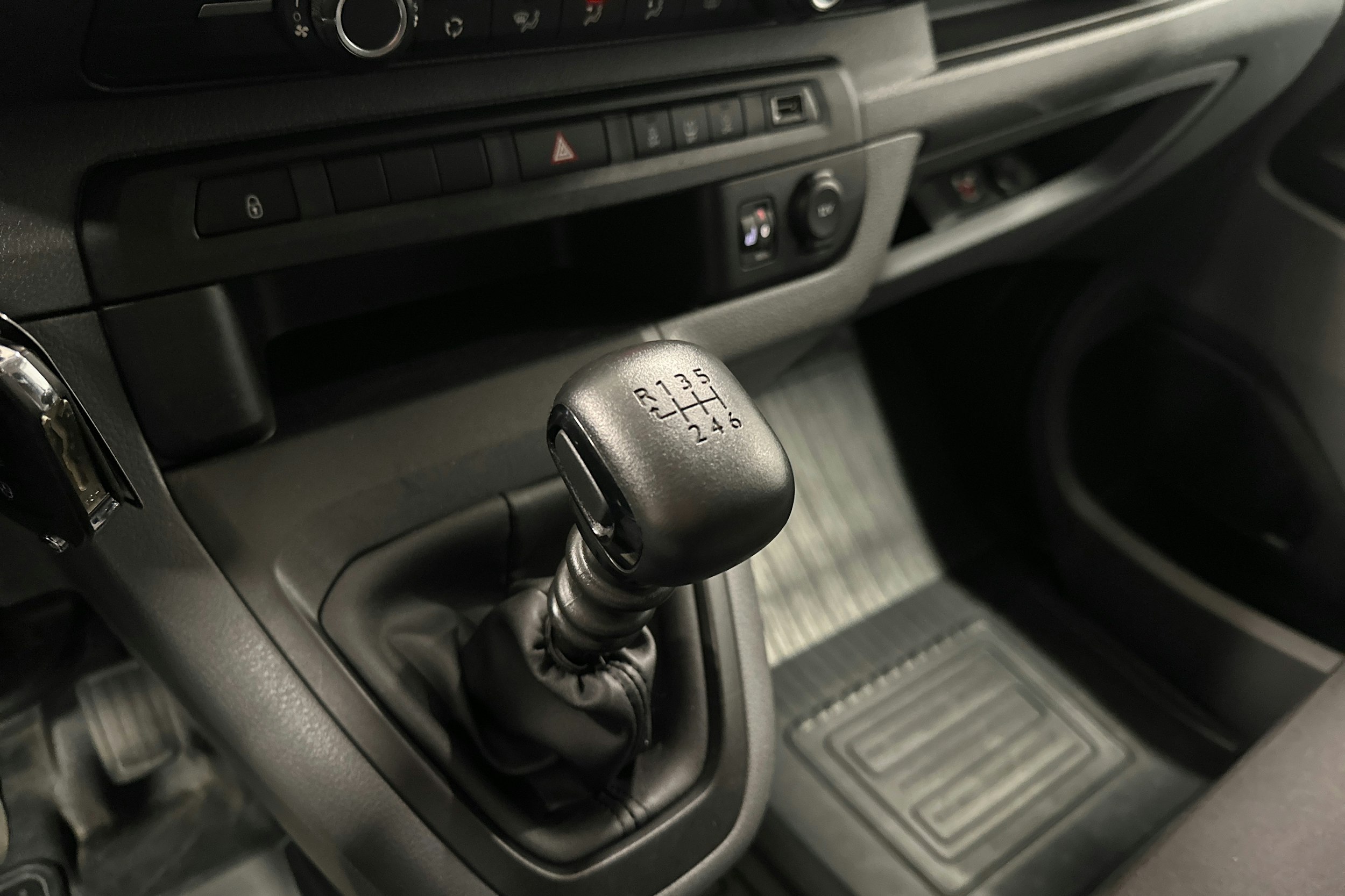 valkoinen Toyota Proace Verso 2022 kuva 17.