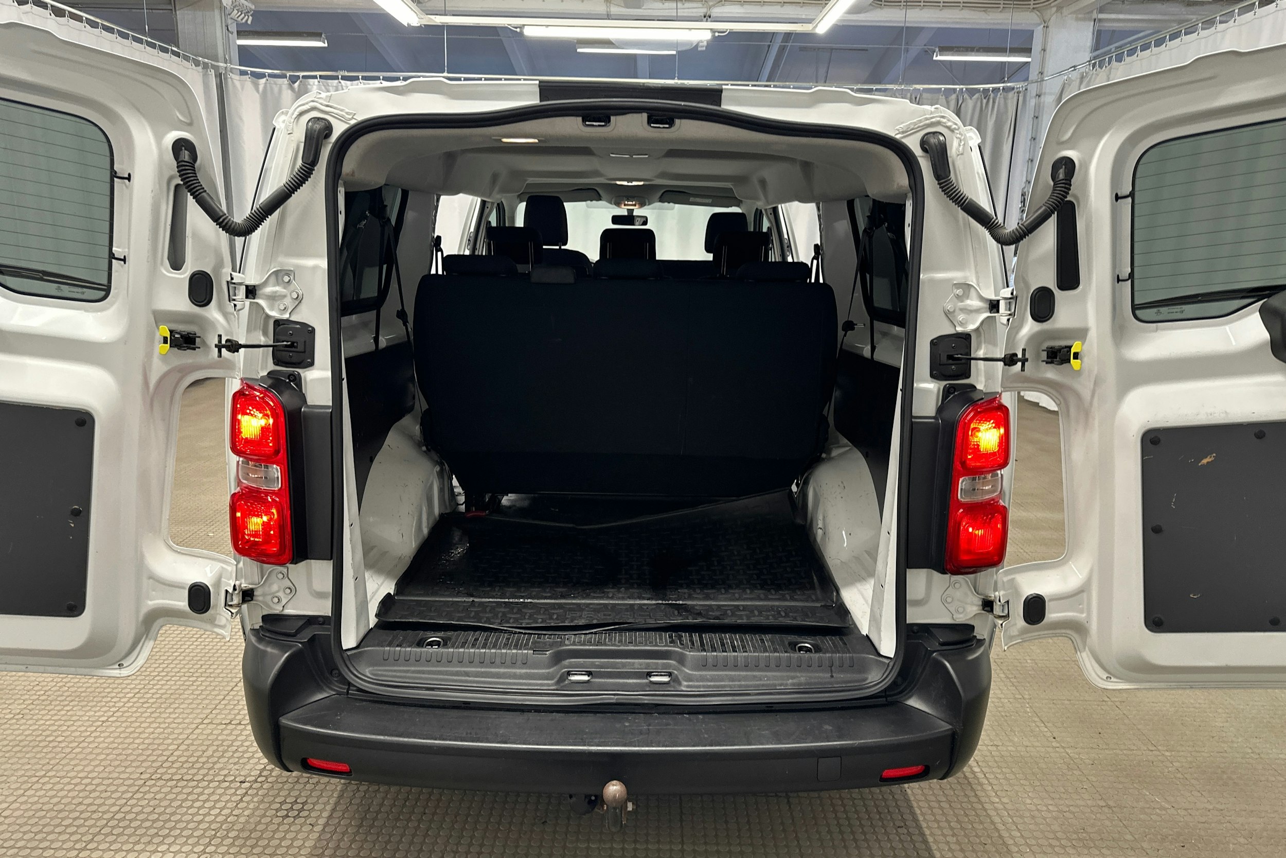 valkoinen Toyota Proace Verso 2022 kuva 22.