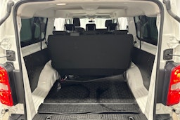 valkoinen Toyota Proace Verso 2022 kuva 23.