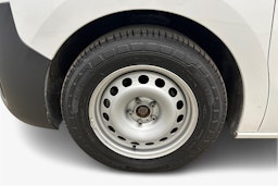 valkoinen Toyota Proace Verso 2022 kuva 9.
