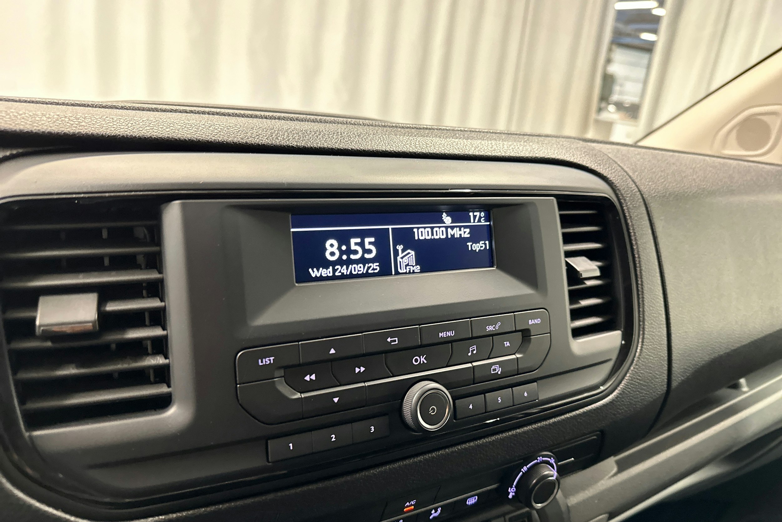 valkoinen Toyota Proace Verso 2022 kuva 13.