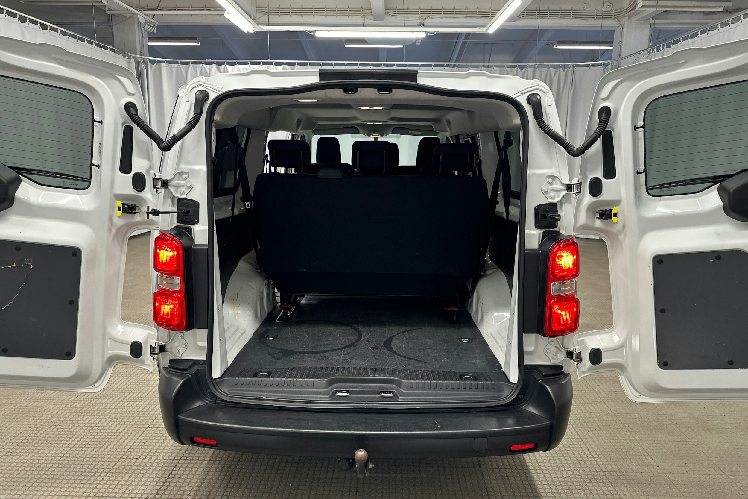 valkoinen Toyota Proace Verso 2022 kuva 20.
