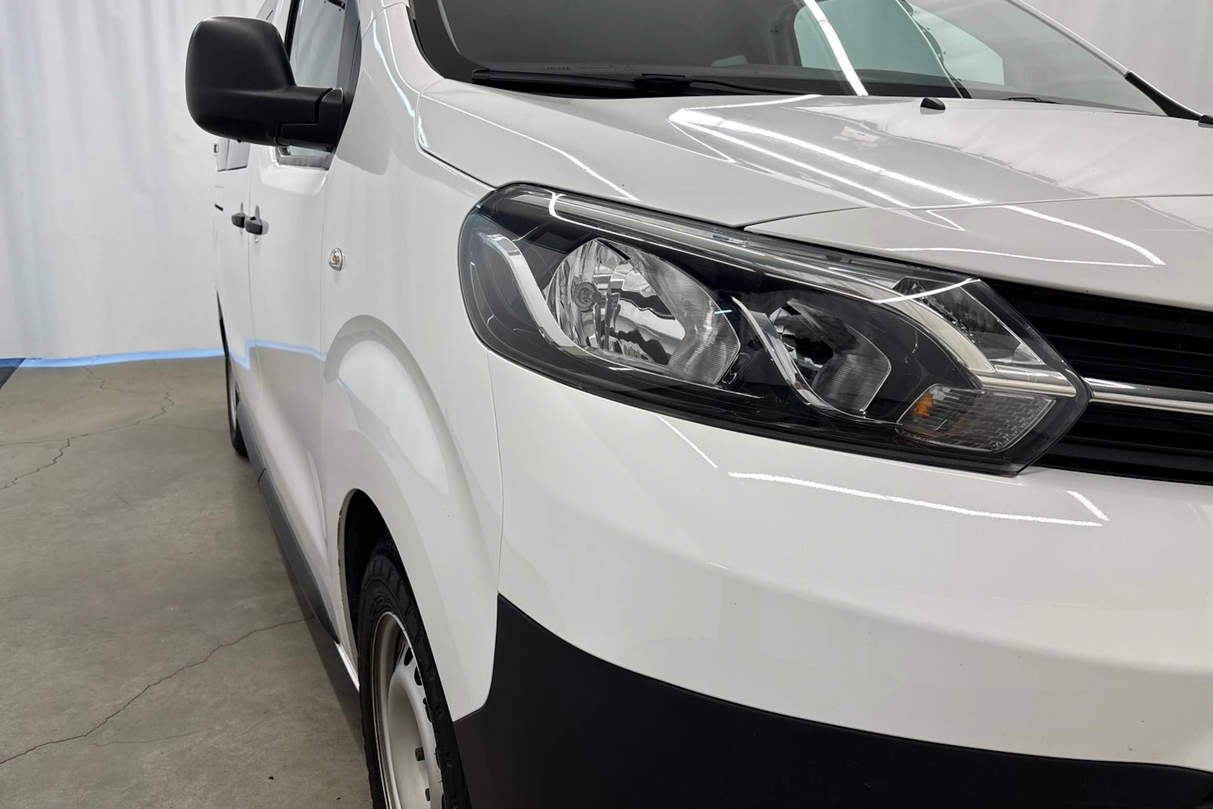 Valkoinen Toyota Proace Verso 2022 kuva 28.