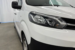 Valkoinen Toyota Proace Verso 2022 kuva 28.