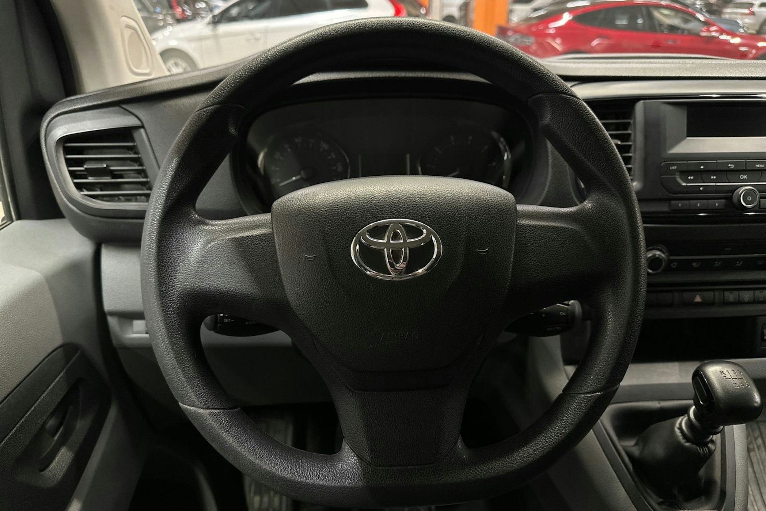 valkoinen Toyota Proace Verso 2022 kuva 18.