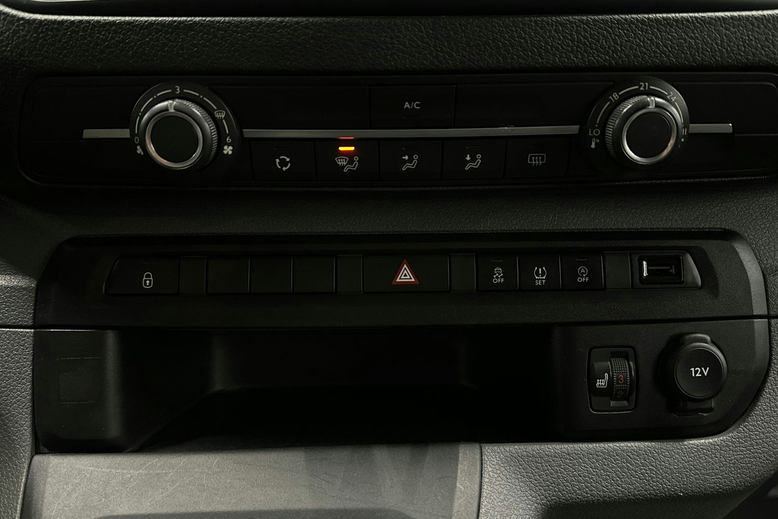 valkoinen Toyota Proace Verso 2022 kuva 21.