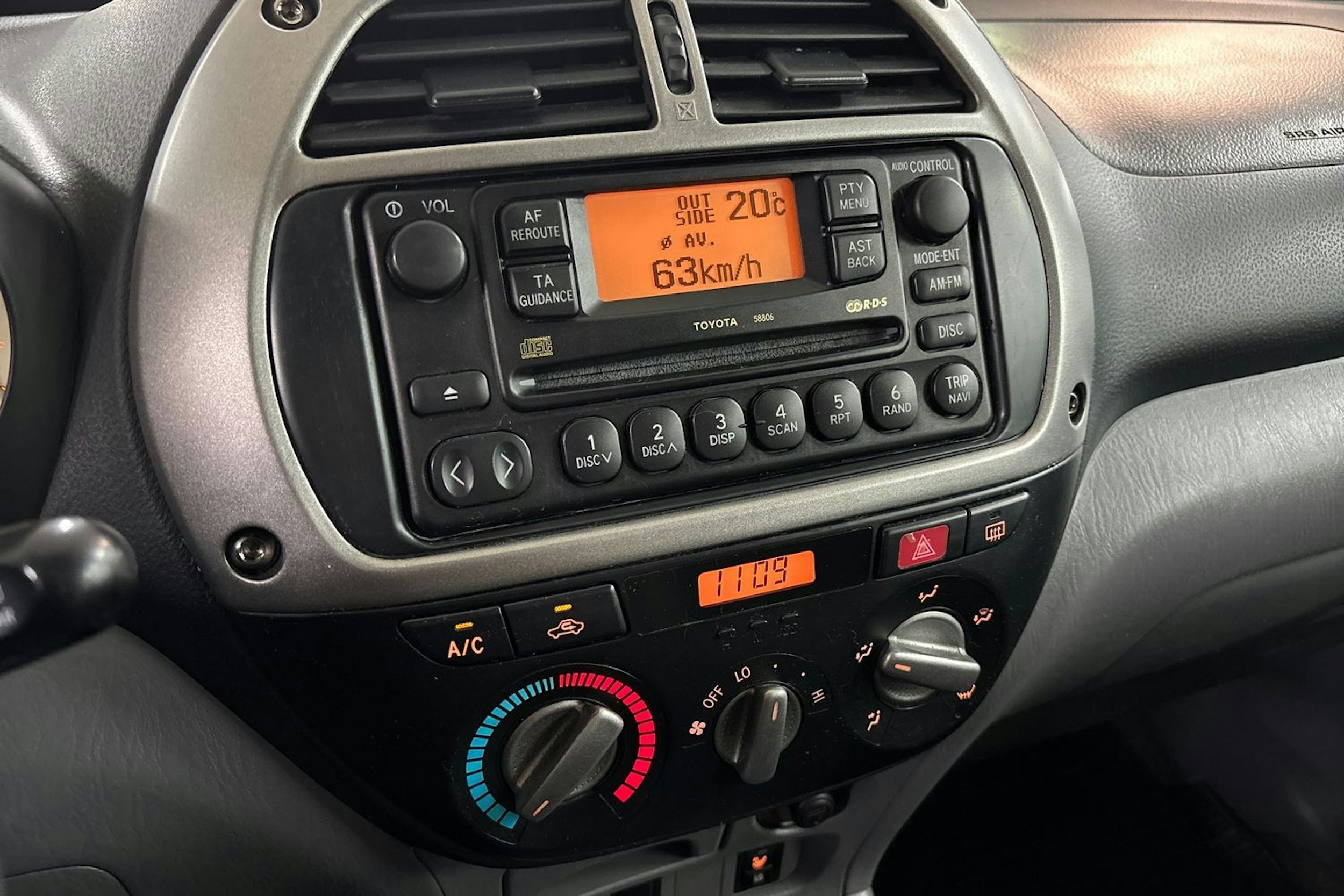 ruskea (beige) Toyota RAV4 2002 kuva 16.