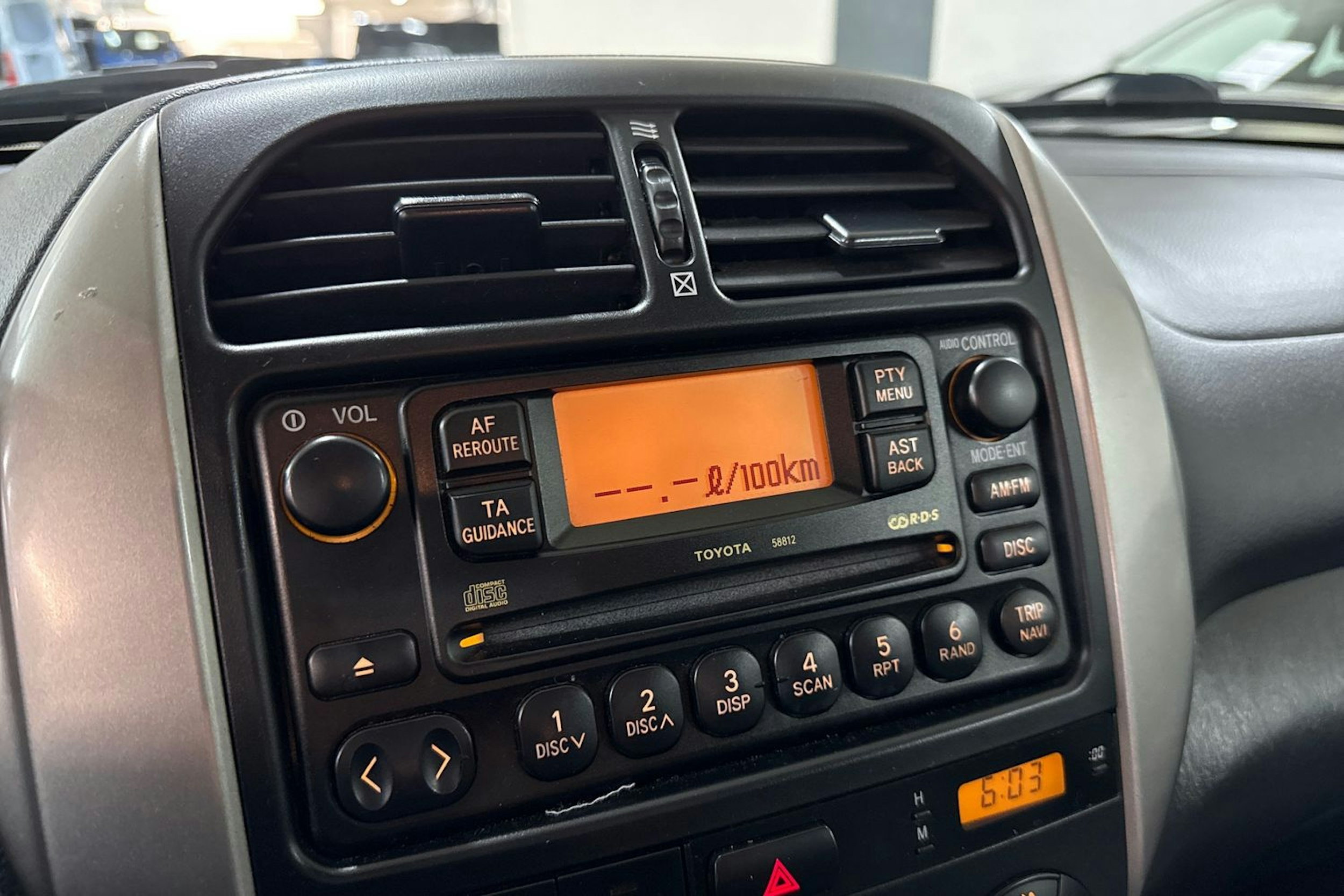 ruskea (beige) Toyota RAV4 2004 kuva 17.