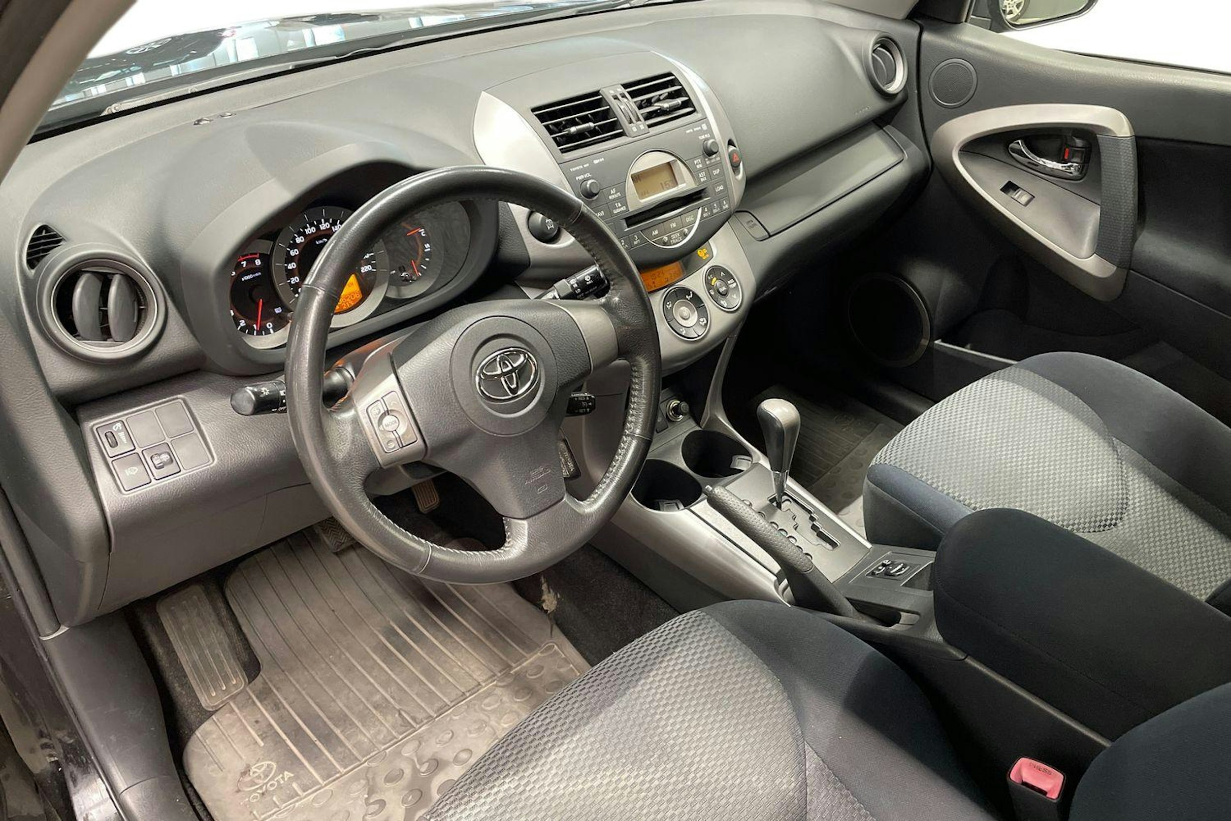 musta Toyota RAV4 2006 kuva 6.