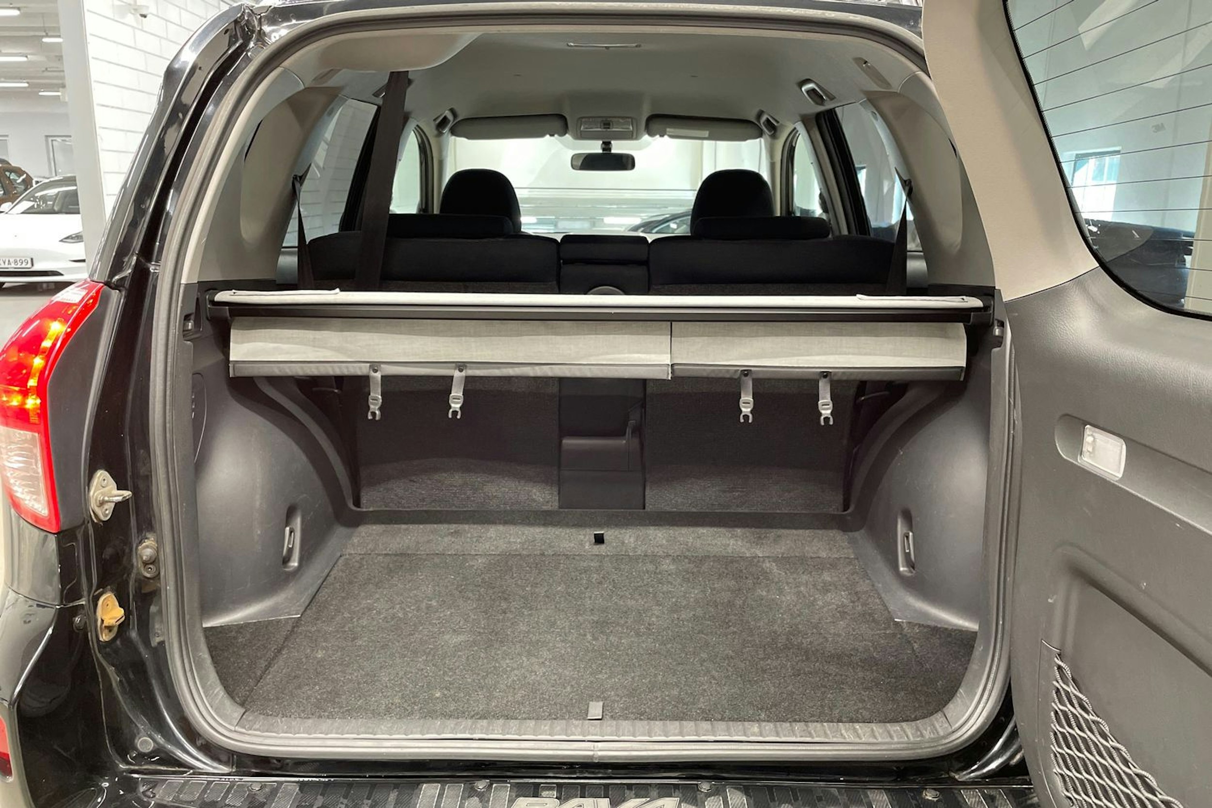 musta Toyota RAV4 2006 kuva 12.