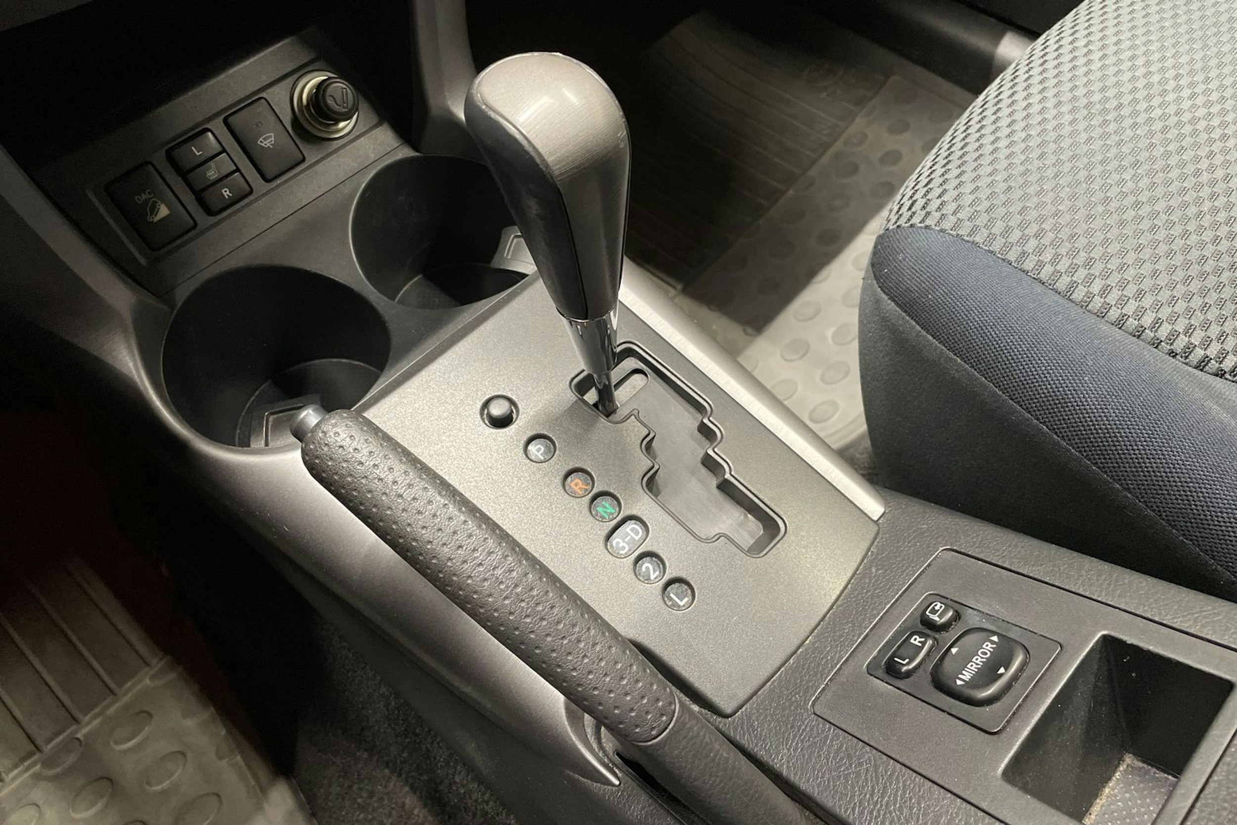 musta Toyota RAV4 2006 kuva 15.