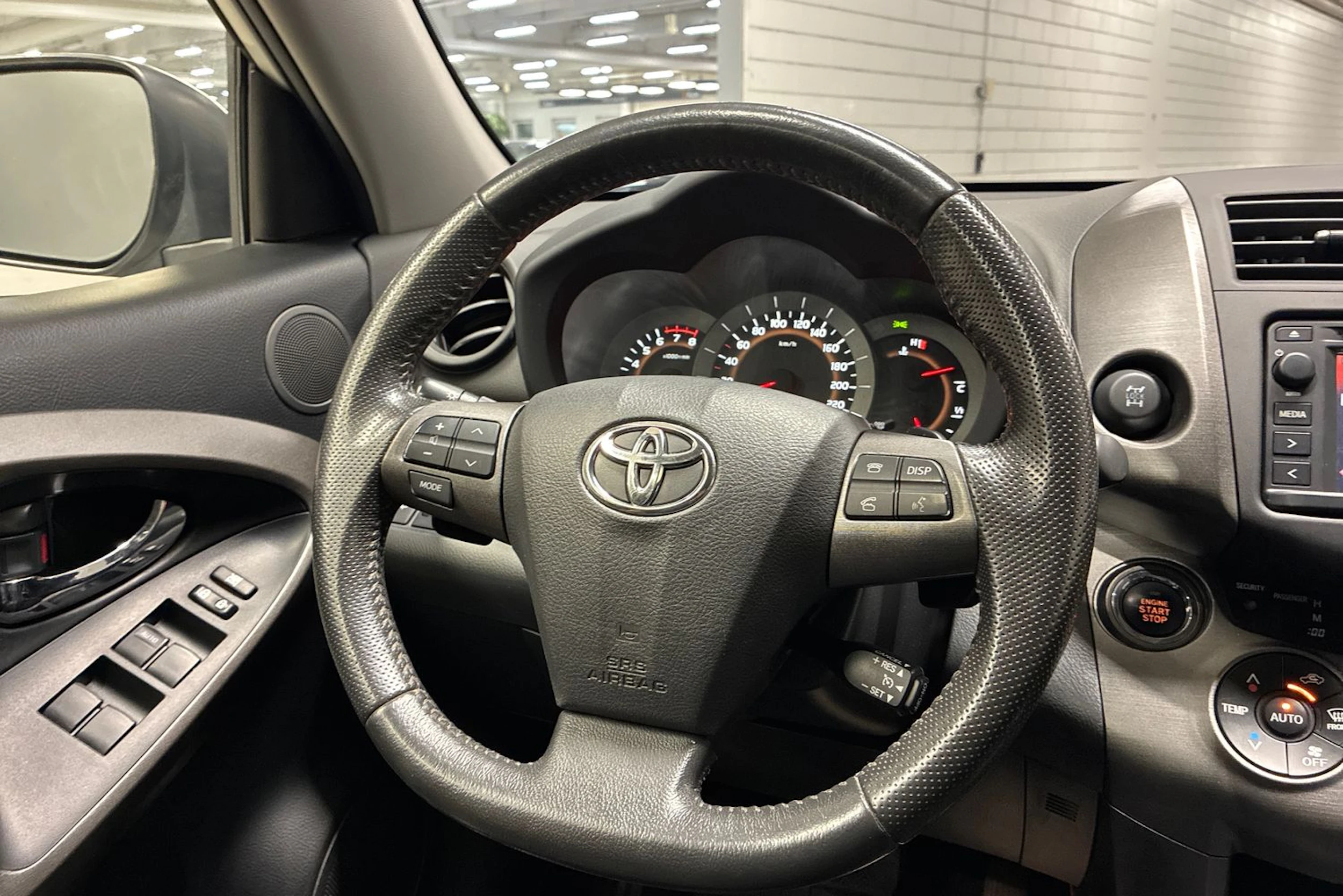 Valkoinen Toyota RAV4 2012 kuva 11.