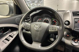Valkoinen Toyota RAV4 2012 kuva 11.