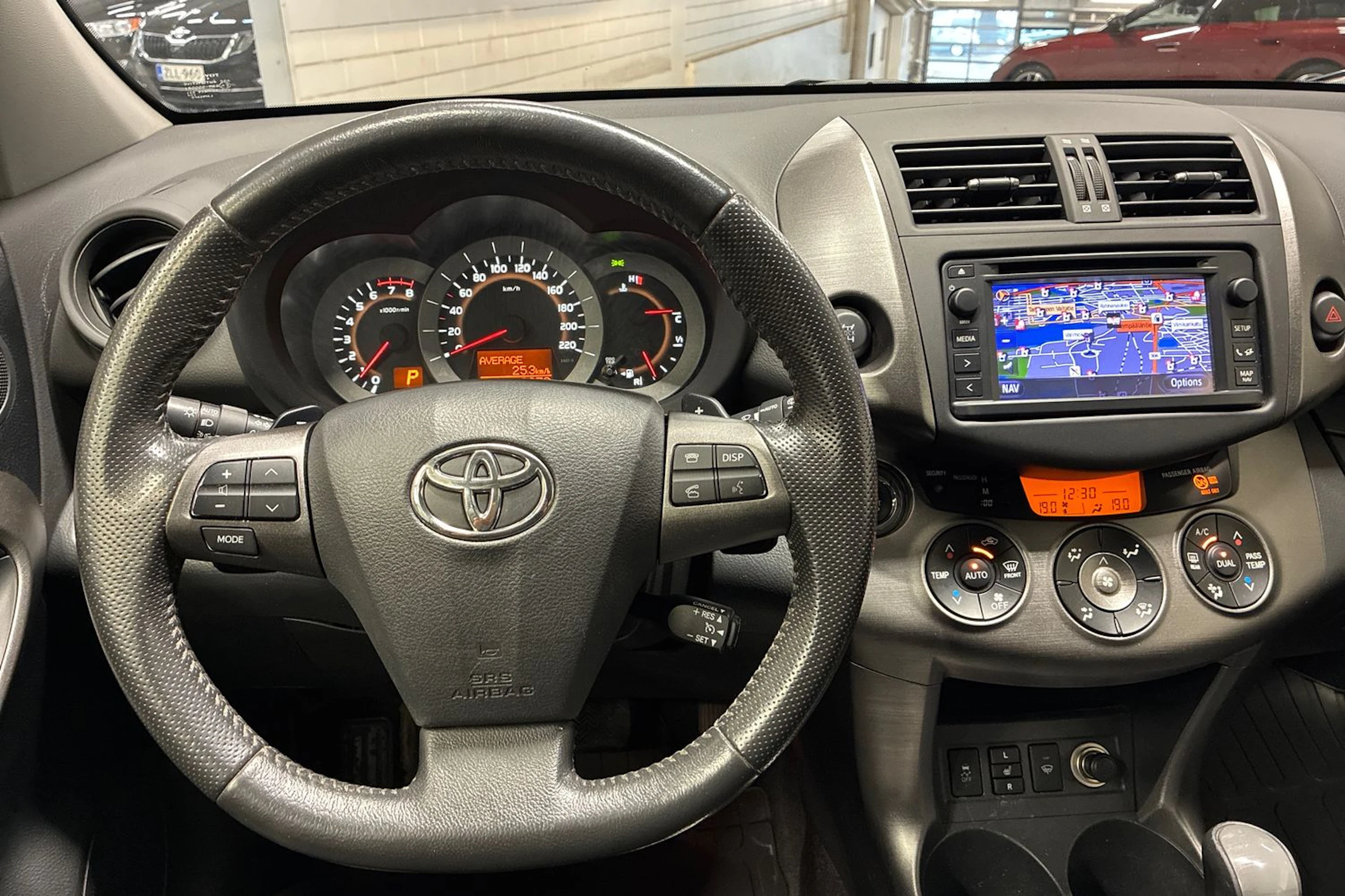 Valkoinen Toyota RAV4 2012 kuva 12.