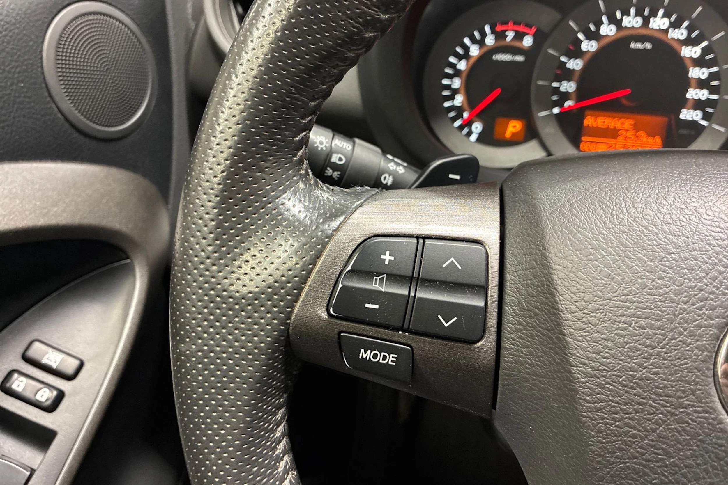 Valkoinen Toyota RAV4 2012 kuva 14.