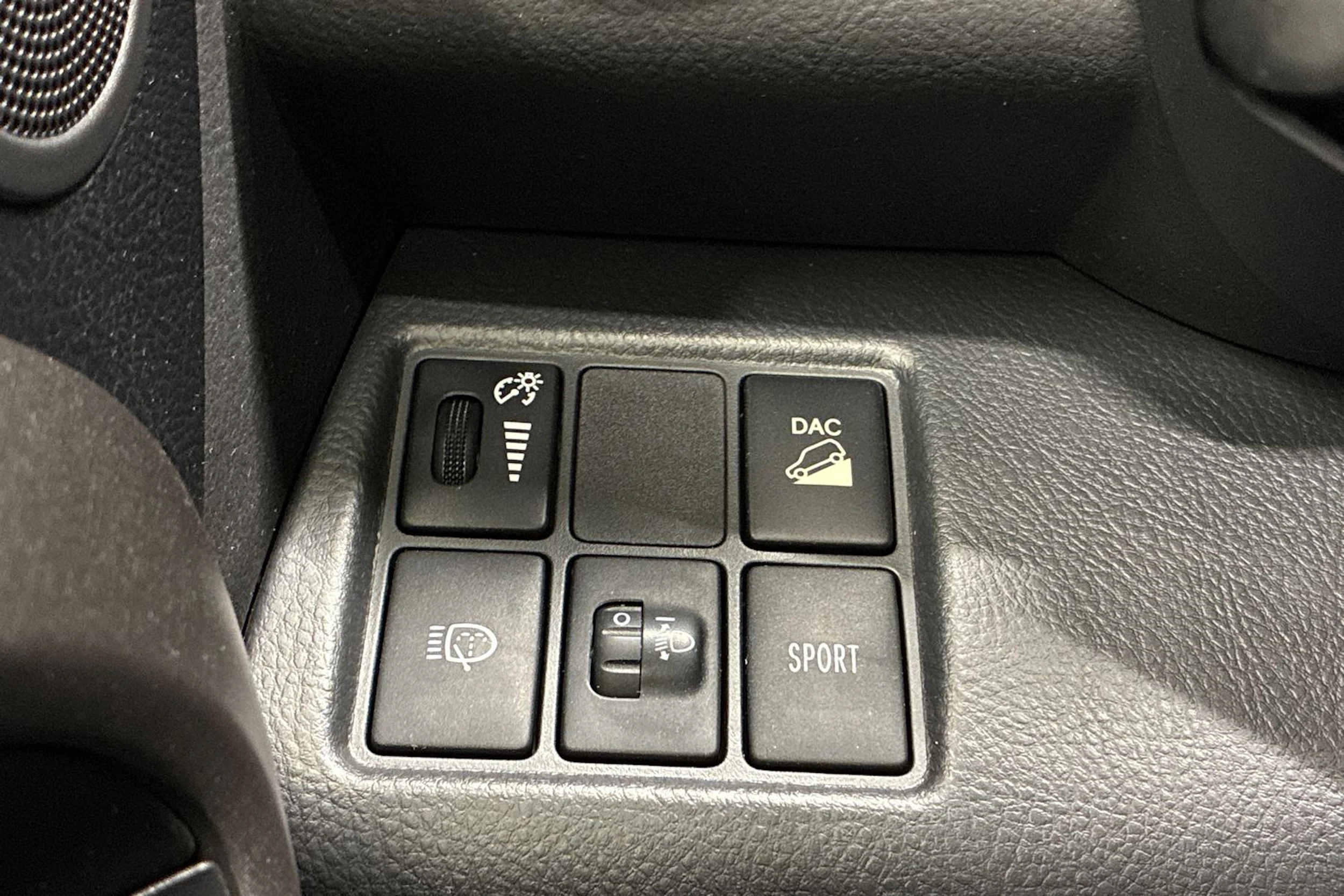 Valkoinen Toyota RAV4 2012 kuva 17.
