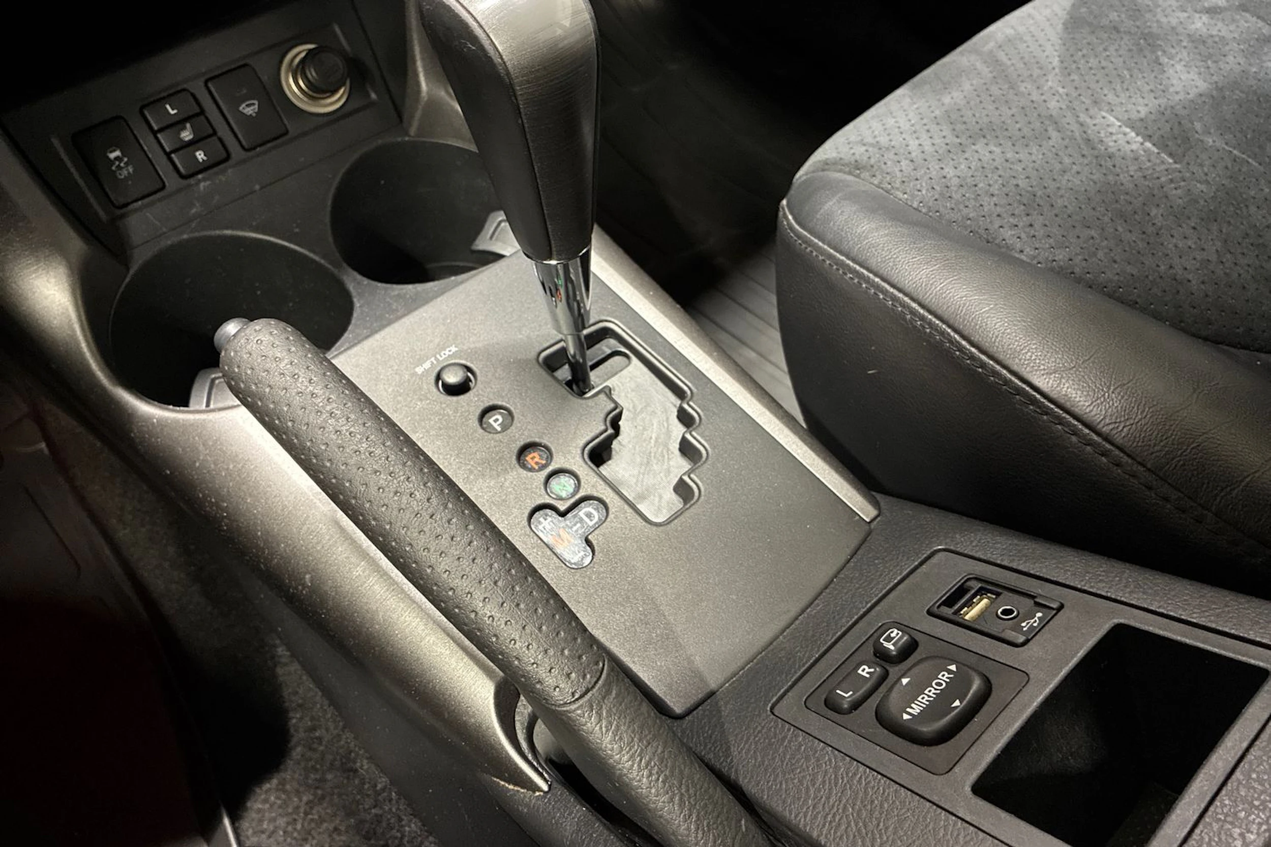 Valkoinen Toyota RAV4 2012 kuva 19.