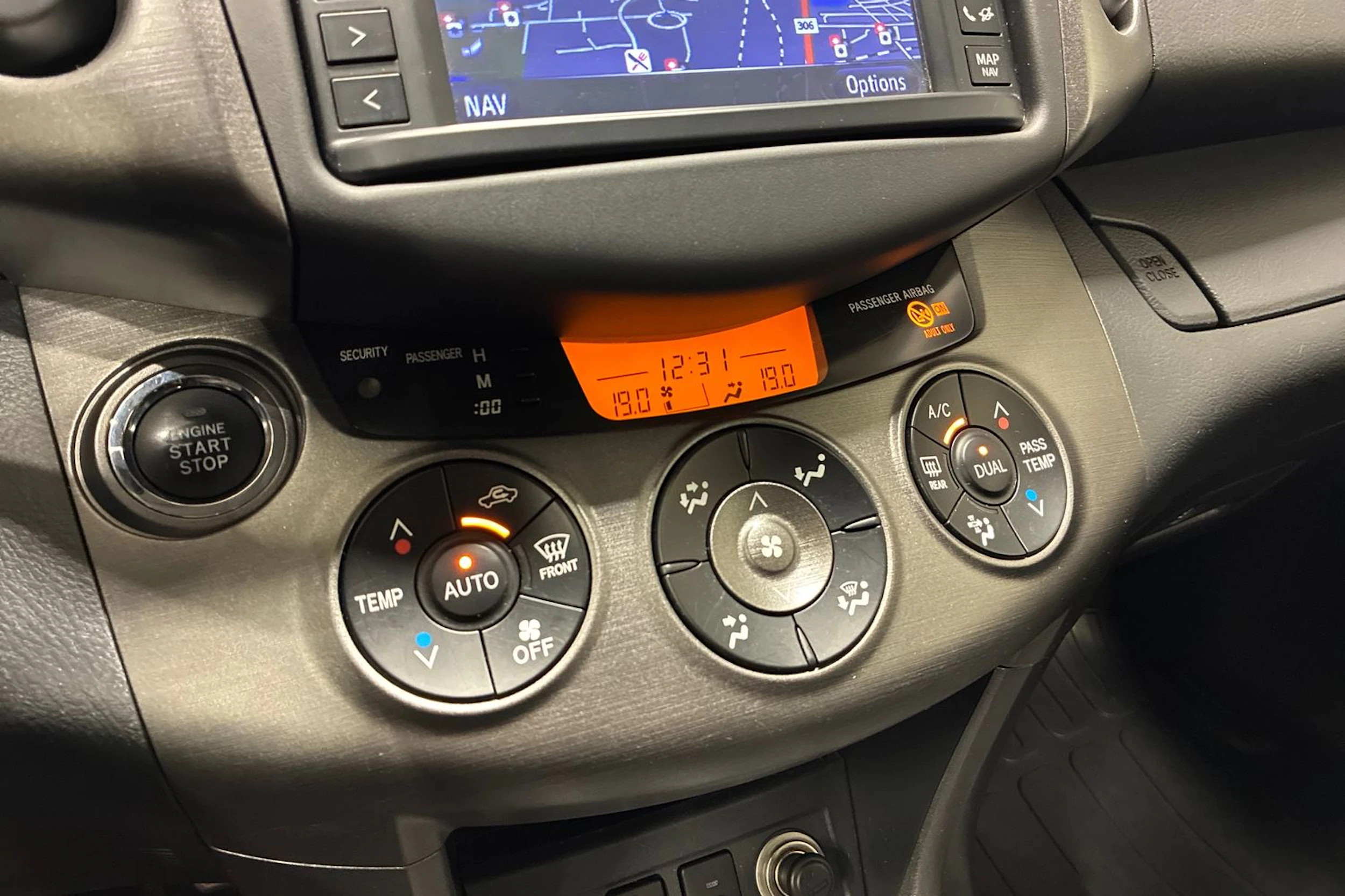 Valkoinen Toyota RAV4 2012 kuva 20.
