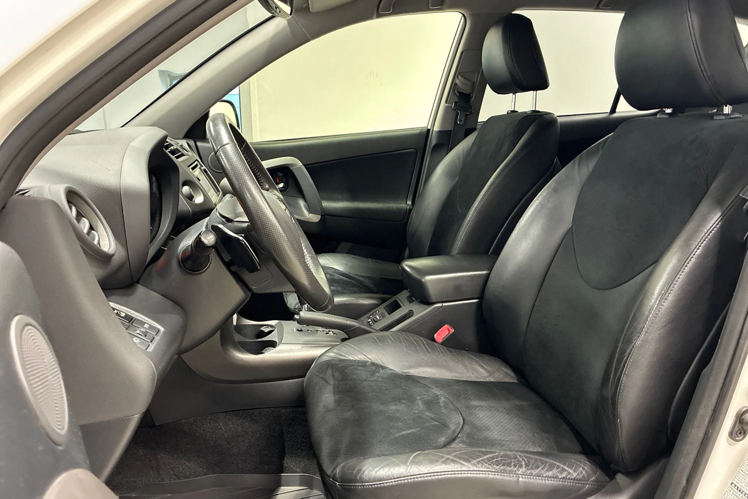 Valkoinen Toyota RAV4 2012 kuva 24.