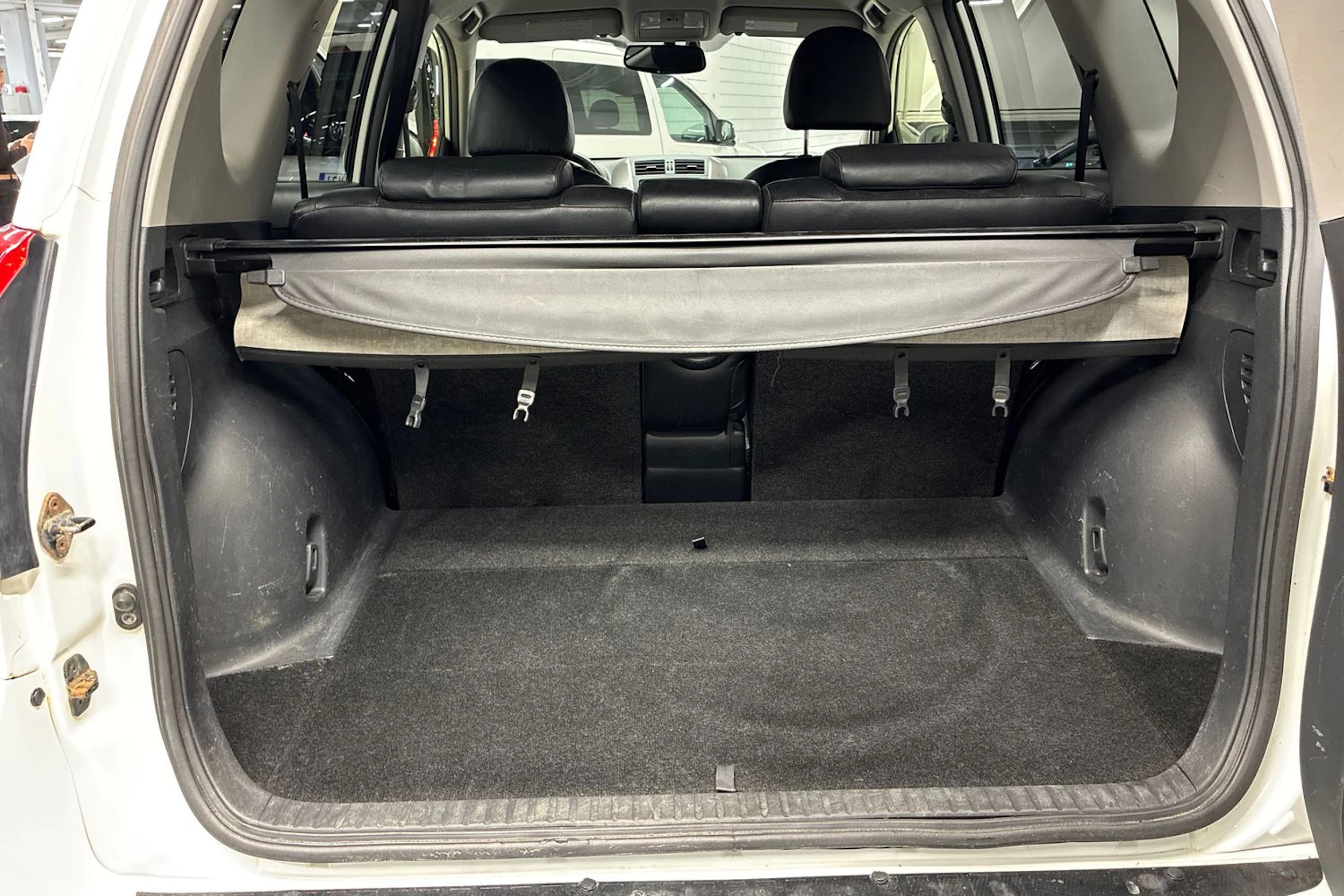 Valkoinen Toyota RAV4 2012 kuva 26.