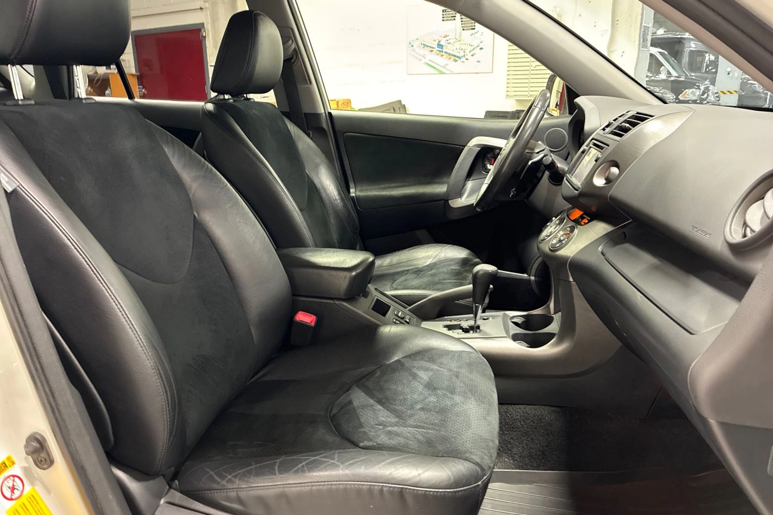 Valkoinen Toyota RAV4 2012 kuva 28.