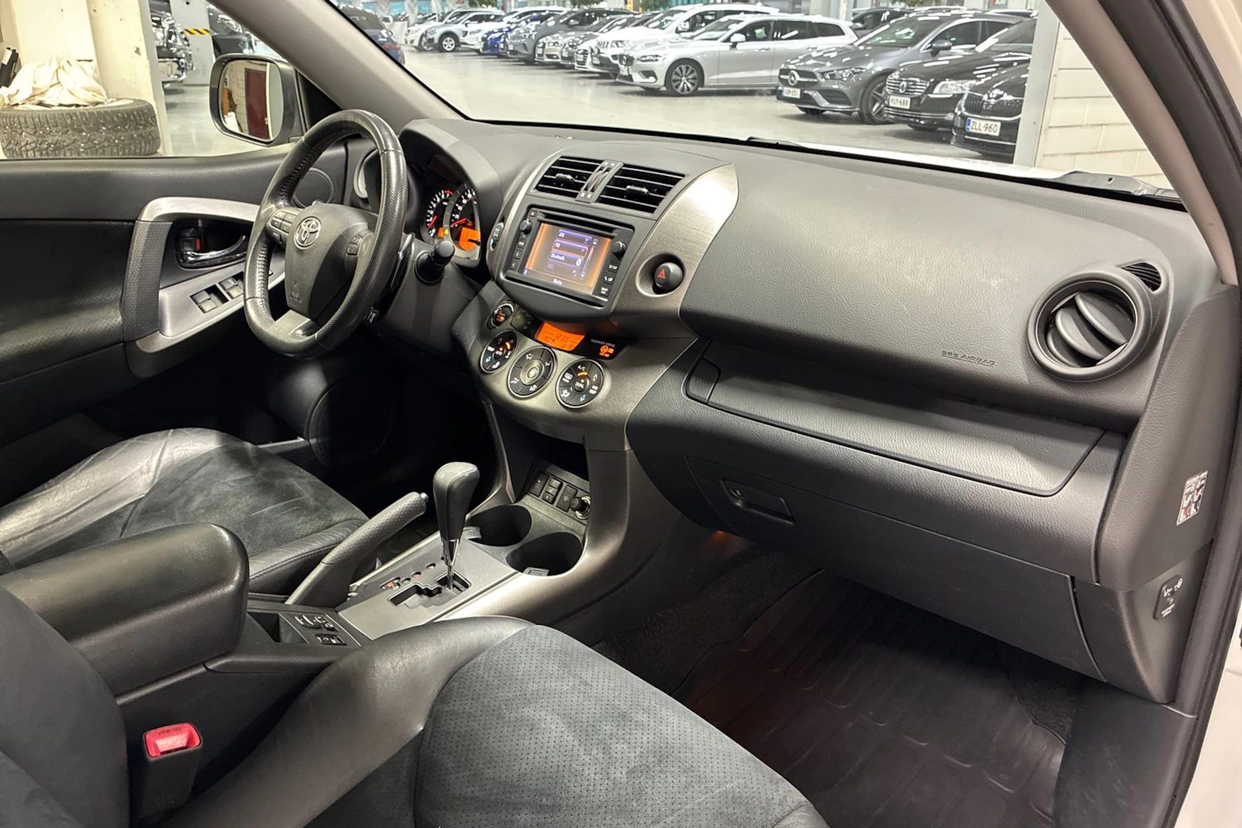 Valkoinen Toyota RAV4 2012 kuva 29.