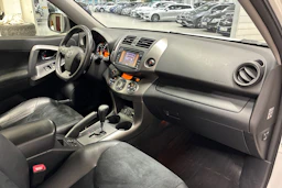 Valkoinen Toyota RAV4 2012 kuva 29.