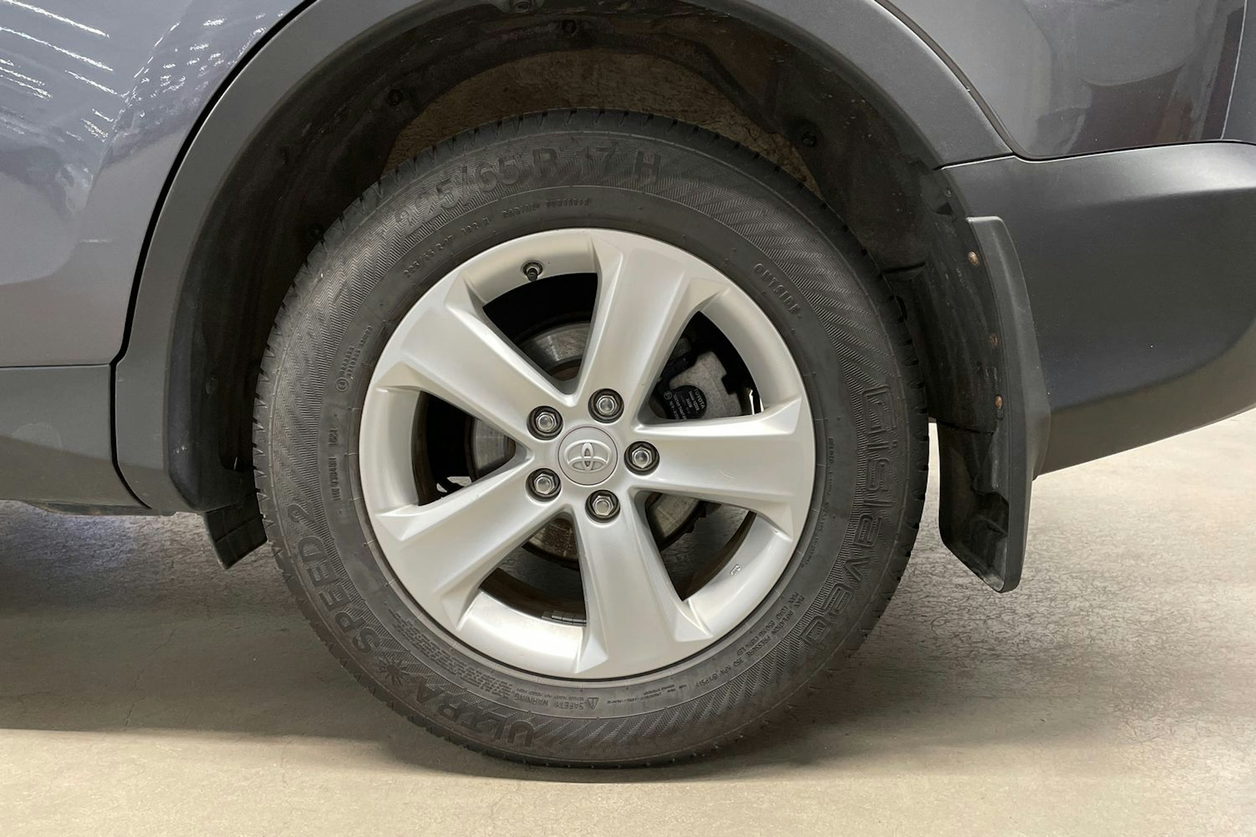 Harmaa Toyota RAV4 2013 kuva 11.