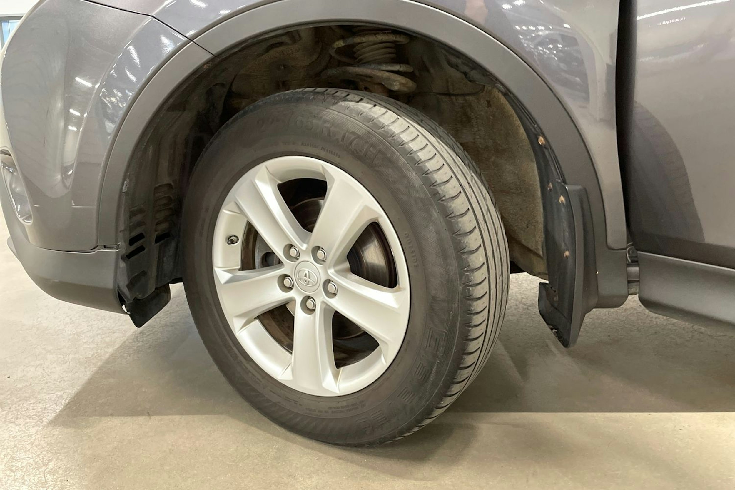 Harmaa Toyota RAV4 2013 kuva 13.